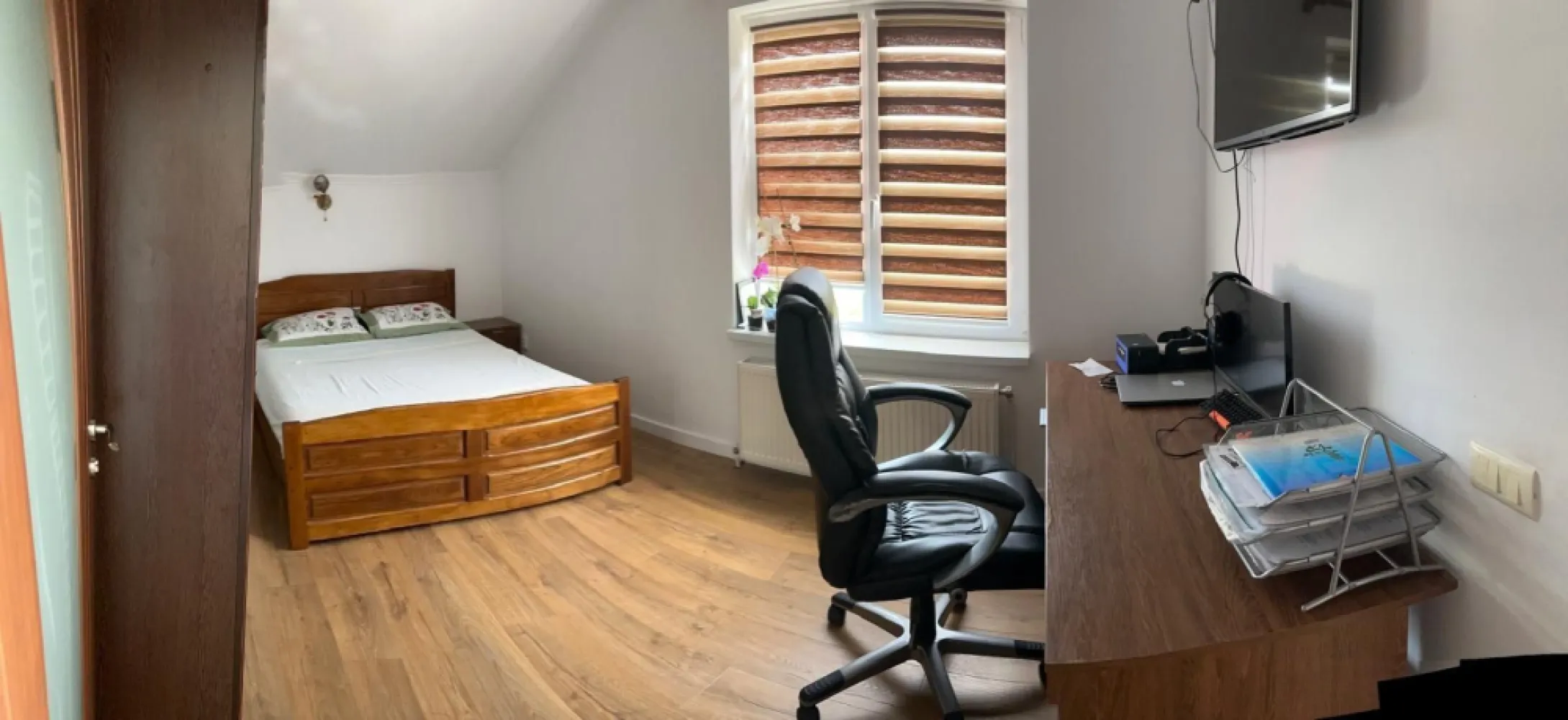 Ag BRASADAS vinde ap 3 cam etaj 2/2 Miroslava 71mp. - Agenția BRASADAS vinde apartament cu 3 camere, având suprafata utila de 71mp. în Miroslava, la 200metri de primarie si de Family Market.
Apartamentul se afla in cadrul unui bloculet tip vila, cu 2 etaje si un numar total de 6 apartamente, fiind pozitionat la etajul 2.
Ca bonus:
-Pod deasupra si scara interioara pentru spatiu depozitare.
-Beci, aferent fiecarui apartament
-Curte interioara
-Parcare
-Terasă 
-Foișor 
Consturictia este finalizata in 2014.
Apartamentul se preda parțial mobilat.
Dotat cu centrala termica, aer conditionat, renovat 2021.
Se accepta si plata prin credit !

Pentru mai multe oferte accesați www.brasadas.com.
