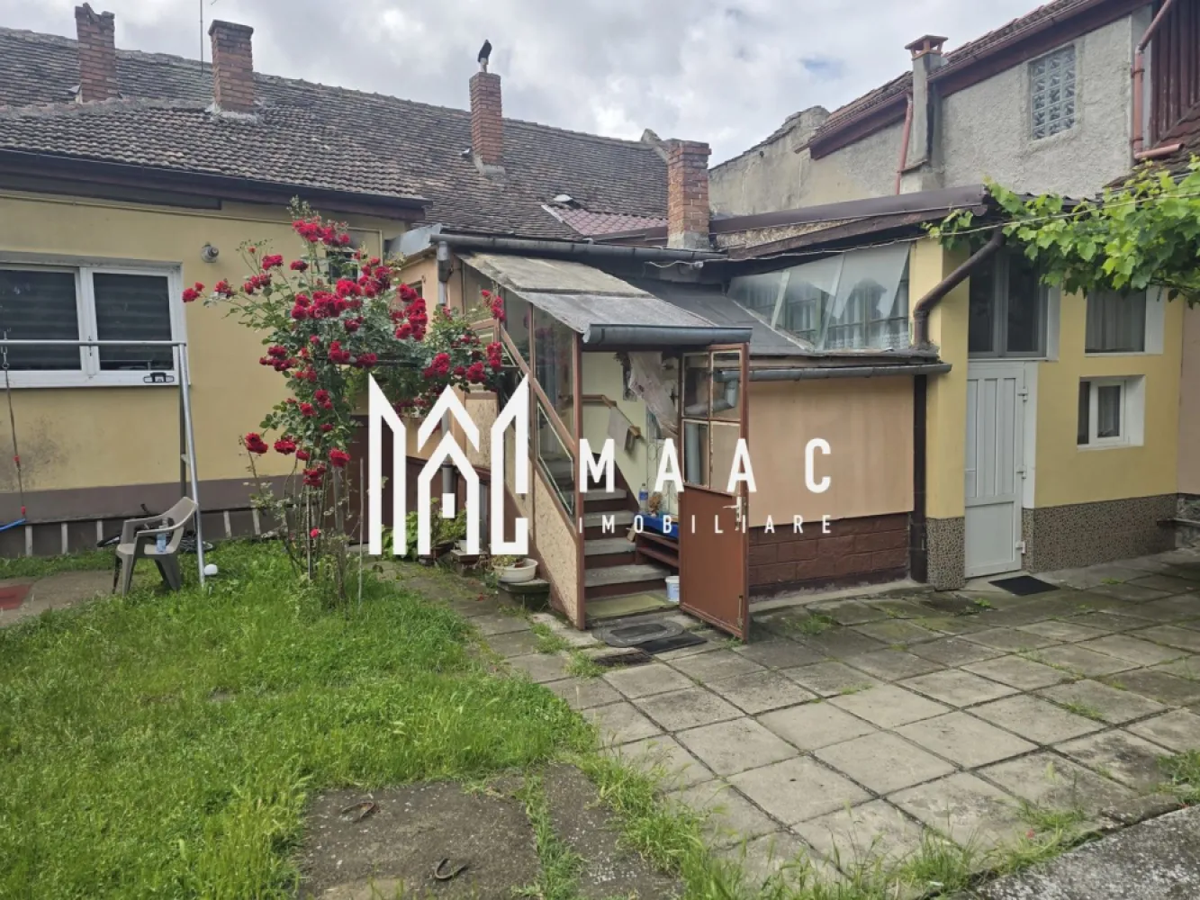 Apartament 2 camere la casa GARAJ Pivnita Zona Garii - Se oferă spre vânzare apartament la casă cu 2 camere, având o suprafață utilă de 44 mp, situat în zona Gării, pe Strada Lupeni, lângă Profi.

Locuința este amplasată într-o curte comună cu încă 2 vecini și dispune de:

2 camere
bucătărie
baie
pivniță uscată
garaj intabulat

Apartamentul se vinde exact ca în fotografii, fiind o opțiune potrivită atât pentru locuit, cât și pentru investiție.

Avantaje:
 Zonă accesibilă, aproape de magazine, gară și mijloace de transport
 Garaj propriu intabulat
 Pivniță uscată pentru depozitare
 Curte comună liniștită cu doar 2 vecini

Pentru mai multe detalii specificati CP3187661 la telefon.