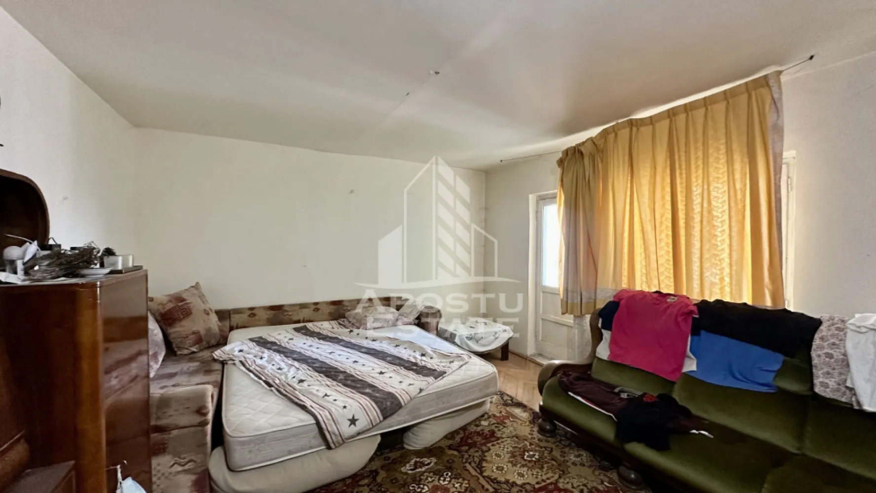 Apartament cu 3 camere, decomandat, etaj intermediar, Aradului - APOSTU ESTATE va propune spre vanzare un apartament spatios cu 3 camere, decomandat, situat la etajul 2 din 4 al unui imobil cu acoperis, amplasat intr-o locatie excelenta, in imediata apropiere a zonei Iulius Town, una dintre cele mai cautate si dinamice zone ale orasului. Proprietatea beneficiaza de acces rapid catre centre comerciale, scoli, gradinite, mijloace de transport in comun si numeroase puncte de interes.

Apartamentul dispune de o compartimentare practica si functionala, fiind ideal atat pentru o familie, cat si pentru investitie.

Compartimentare:

hol de acces;
bucatarie separata, prevazuta cu debara;
living luminos cu acces la balcon;
dormitor cu acces la al doilea balcon;
al doilea dormitor;
doua bai;
doua balcoane.

Locuinta ofera multiple posibilitati de amenajare si personalizare in functie de preferintele viitorilor proprietari.

Apartamentul este in prezent deconectat de la reteaua de incalzire, existand posibilitatea montarii unei centrale termice proprii, pentru un control eficient al consumului si al confortului termic.

Pentru mai multe informatii sau pentru programarea unei vizionari, va stam cu drag la dispozitie!
CP3187757