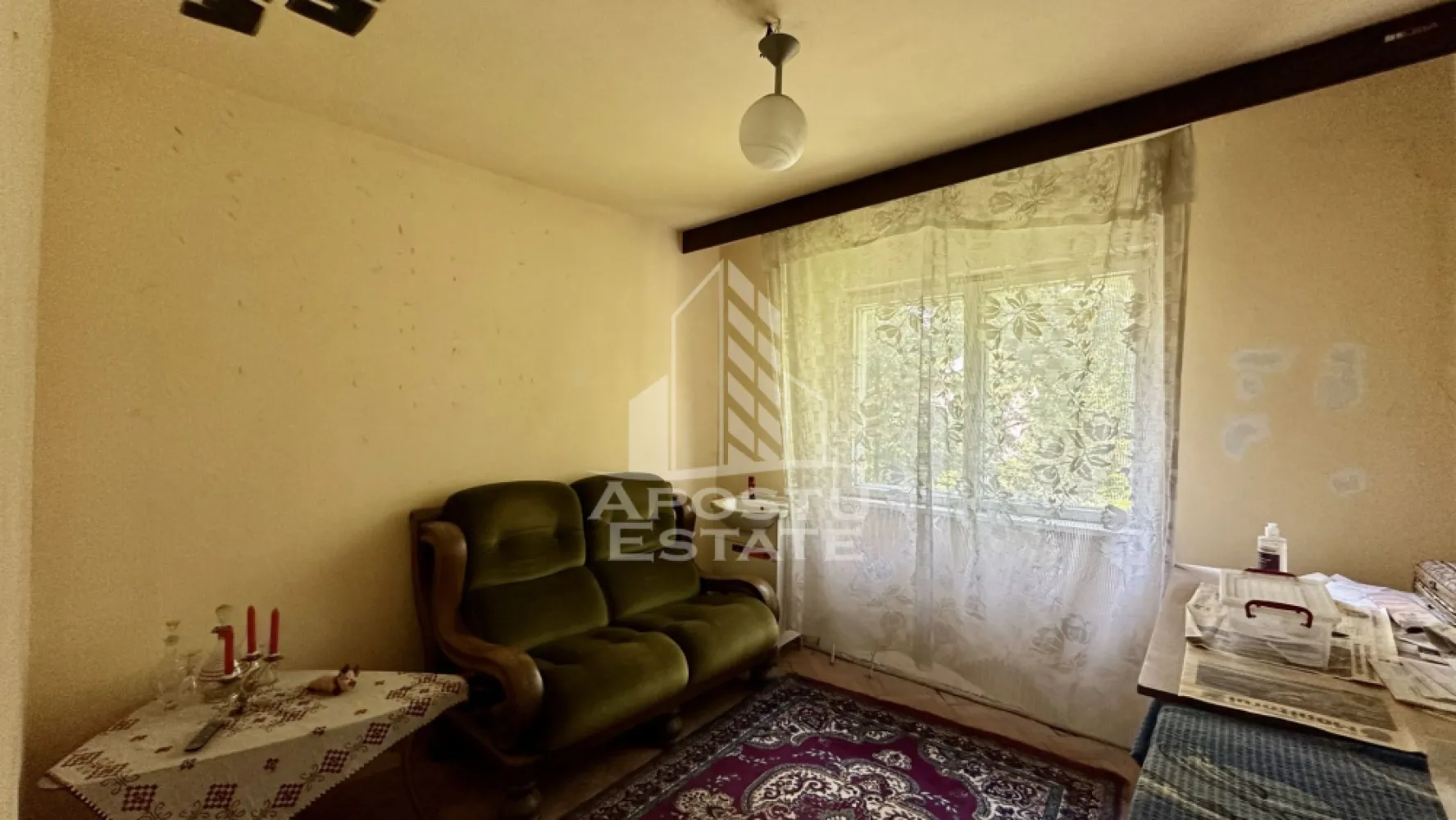Apartament cu 3 camere, decomandat, etaj intermediar, Aradului - APOSTU ESTATE va propune spre vanzare un apartament spatios cu 3 camere, decomandat, situat la etajul 2 din 4 al unui imobil cu acoperis, amplasat intr-o locatie excelenta, in imediata apropiere a zonei Iulius Town, una dintre cele mai cautate si dinamice zone ale orasului. Proprietatea beneficiaza de acces rapid catre centre comerciale, scoli, gradinite, mijloace de transport in comun si numeroase puncte de interes.

Apartamentul dispune de o compartimentare practica si functionala, fiind ideal atat pentru o familie, cat si pentru investitie.

Compartimentare:

hol de acces;
bucatarie separata, prevazuta cu debara;
living luminos cu acces la balcon;
dormitor cu acces la al doilea balcon;
al doilea dormitor;
doua bai;
doua balcoane.

Locuinta ofera multiple posibilitati de amenajare si personalizare in functie de preferintele viitorilor proprietari.

Apartamentul este in prezent deconectat de la reteaua de incalzire, existand posibilitatea montarii unei centrale termice proprii, pentru un control eficient al consumului si al confortului termic.

Pentru mai multe informatii sau pentru programarea unei vizionari, va stam cu drag la dispozitie!
CP3187757