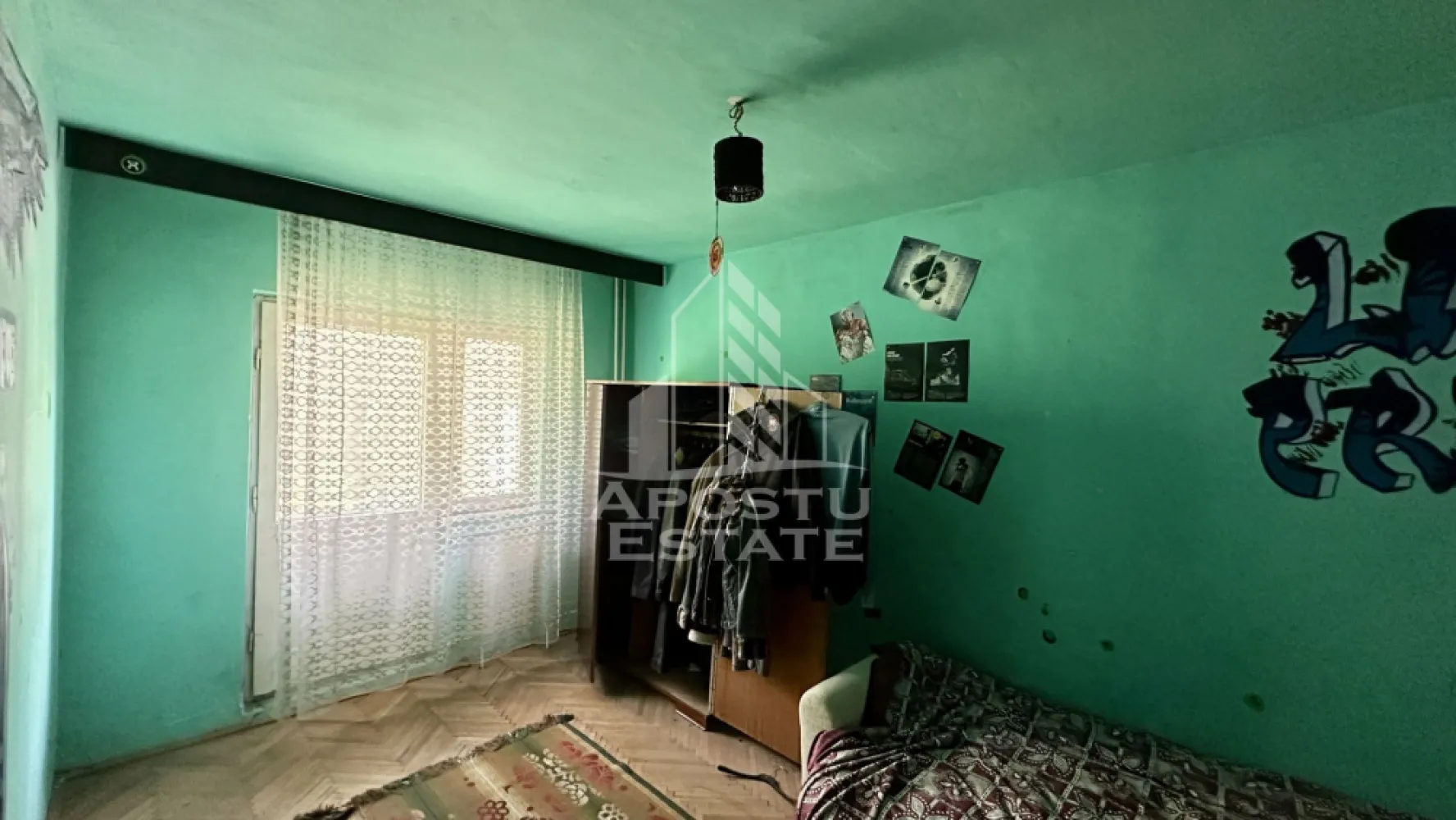 Apartament cu 3 camere, decomandat, etaj intermediar, Aradului - APOSTU ESTATE va propune spre vanzare un apartament spatios cu 3 camere, decomandat, situat la etajul 2 din 4 al unui imobil cu acoperis, amplasat intr-o locatie excelenta, in imediata apropiere a zonei Iulius Town, una dintre cele mai cautate si dinamice zone ale orasului. Proprietatea beneficiaza de acces rapid catre centre comerciale, scoli, gradinite, mijloace de transport in comun si numeroase puncte de interes.

Apartamentul dispune de o compartimentare practica si functionala, fiind ideal atat pentru o familie, cat si pentru investitie.

Compartimentare:

hol de acces;
bucatarie separata, prevazuta cu debara;
living luminos cu acces la balcon;
dormitor cu acces la al doilea balcon;
al doilea dormitor;
doua bai;
doua balcoane.

Locuinta ofera multiple posibilitati de amenajare si personalizare in functie de preferintele viitorilor proprietari.

Apartamentul este in prezent deconectat de la reteaua de incalzire, existand posibilitatea montarii unei centrale termice proprii, pentru un control eficient al consumului si al confortului termic.

Pentru mai multe informatii sau pentru programarea unei vizionari, va stam cu drag la dispozitie!
CP3187757