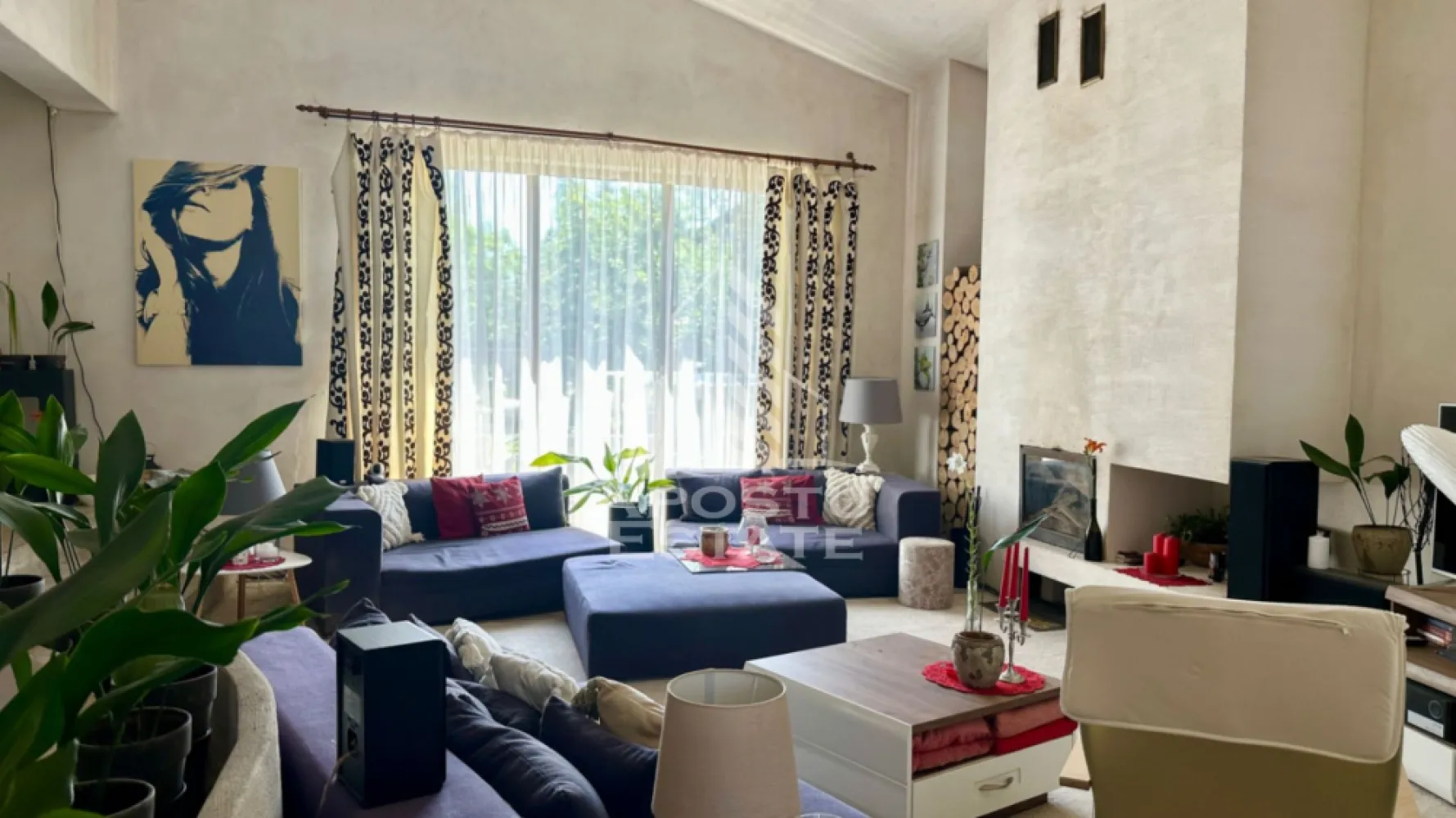 Casa individuala cu 6 camere in Dumbravita - Apostu Estate va propune spre vanzare o casa individuala spatioasa si luminoasa, situata in Dumbravita, intr-o zona linistita si apreciata, ideala pentru o familie care isi doreste confort, intimitate si posibilitatea de a-si personaliza viitorul camin dupa propriile preferinte.

Proprietatea dispune de o suprafata utila de 211 mp si este amplasata pe un teren de 536 mp, oferind spatii generoase atat la interior, cat si la exterior. Compartimentarea este practica si bine gandita, cu incaperi luminoase si functionale, adaptate nevoilor unei familii moderne.

Compartimentare:

Parter:

hol de acces;
birou;
dormitor/sala de fitness;
bucatarie;
camera tehnica;
baie;
terasa.

Mansarda:

3 dormitoare;
2 bai;
2 terase.

Casa se vinde in stadiul actual, oferind viitorilor proprietari posibilitatea de a-si alege finisajele si sistemul de incalzire dorit, fie prin pardoseala, fie prin calorifere. In prezent, incalzirea imobilului se realizeaza prin intermediul unui semineu, care ofera un ambient placut si caldura eficienta in sezonul rece.

Un alt avantaj important il reprezinta flexibilitatea privind mobilierul, proprietatea putand fi achizitionata complet mobilata, partial mobilata sau nemobilata, in functie de preferintele si necesitatile cumparatorilor.

La exterior, proprietatea impresioneaza printr-o curte amenajata cu bun gust, intima si primitoare, perfecta pentru momente de relaxare alaturi de familie si prieteni. Atmosfera este completata de un helesteu decorativ cu nuferi, care adauga un farmec aparte si o nota de liniste intregii proprietati. De asemenea, piscina ofera confort si racoare in zilele calduroase de vara, transformand curtea intr-un adevarat refugiu privat. Spatiul verde si zonele de relaxare creeaza un cadru armonios, ideal pentru petrecerea timpului liber in aer liber.

Va invitam cu drag la o vizionare pentru a descoperi toate avantajele acestei proprietati si pentru a va imagina viitorul camin intr-un cadru linistit si placut.
CP3182489