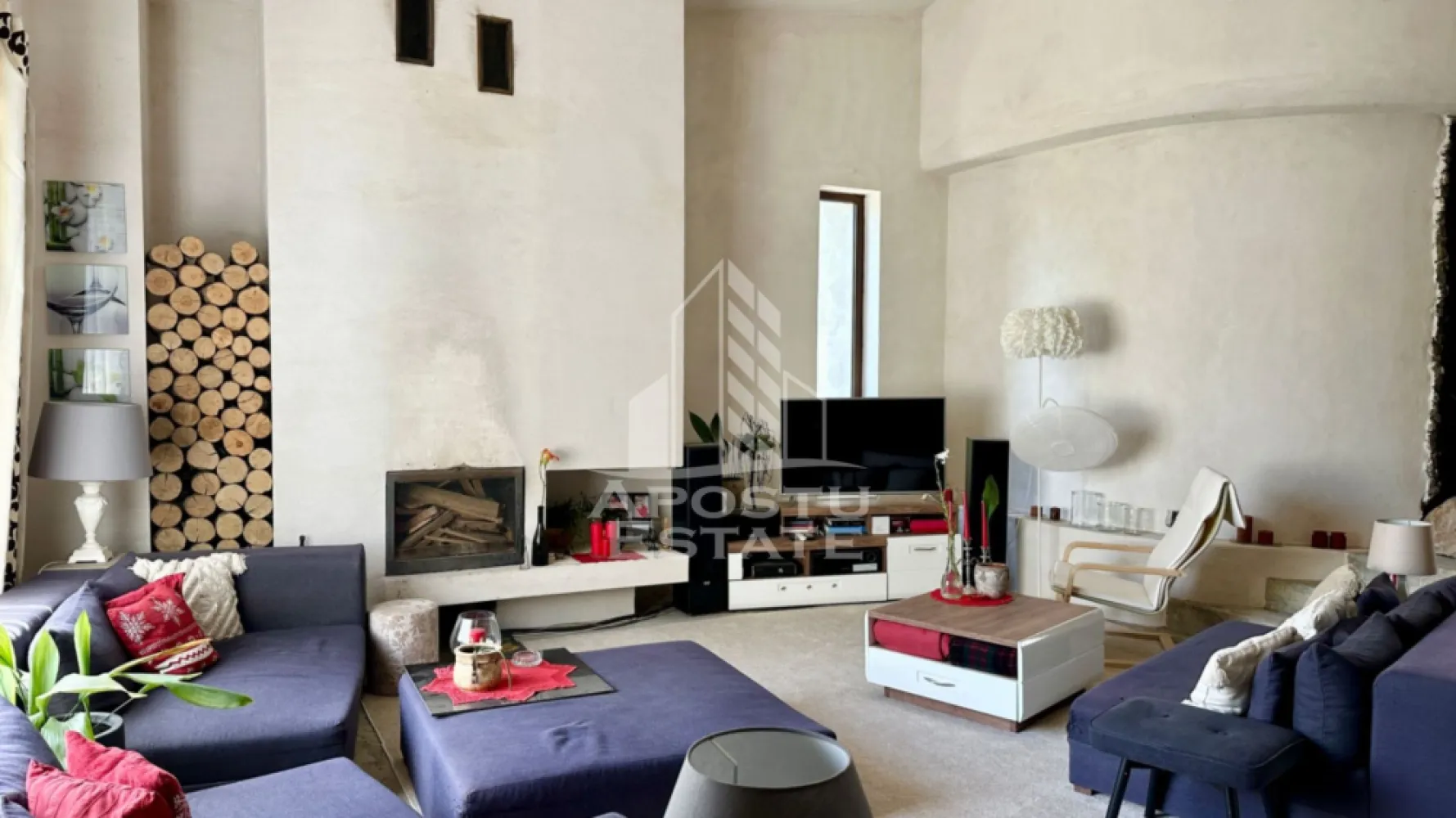 Casa individuala cu 6 camere in Dumbravita - Apostu Estate va propune spre vanzare o casa individuala spatioasa si luminoasa, situata in Dumbravita, intr-o zona linistita si apreciata, ideala pentru o familie care isi doreste confort, intimitate si posibilitatea de a-si personaliza viitorul camin dupa propriile preferinte.

Proprietatea dispune de o suprafata utila de 211 mp si este amplasata pe un teren de 536 mp, oferind spatii generoase atat la interior, cat si la exterior. Compartimentarea este practica si bine gandita, cu incaperi luminoase si functionale, adaptate nevoilor unei familii moderne.

Compartimentare:

Parter:

hol de acces;
birou;
dormitor/sala de fitness;
bucatarie;
camera tehnica;
baie;
terasa.

Mansarda:

3 dormitoare;
2 bai;
2 terase.

Casa se vinde in stadiul actual, oferind viitorilor proprietari posibilitatea de a-si alege finisajele si sistemul de incalzire dorit, fie prin pardoseala, fie prin calorifere. In prezent, incalzirea imobilului se realizeaza prin intermediul unui semineu, care ofera un ambient placut si caldura eficienta in sezonul rece.

Un alt avantaj important il reprezinta flexibilitatea privind mobilierul, proprietatea putand fi achizitionata complet mobilata, partial mobilata sau nemobilata, in functie de preferintele si necesitatile cumparatorilor.

La exterior, proprietatea impresioneaza printr-o curte amenajata cu bun gust, intima si primitoare, perfecta pentru momente de relaxare alaturi de familie si prieteni. Atmosfera este completata de un helesteu decorativ cu nuferi, care adauga un farmec aparte si o nota de liniste intregii proprietati. De asemenea, piscina ofera confort si racoare in zilele calduroase de vara, transformand curtea intr-un adevarat refugiu privat. Spatiul verde si zonele de relaxare creeaza un cadru armonios, ideal pentru petrecerea timpului liber in aer liber.

Va invitam cu drag la o vizionare pentru a descoperi toate avantajele acestei proprietati si pentru a va imagina viitorul camin intr-un cadru linistit si placut.
CP3182489