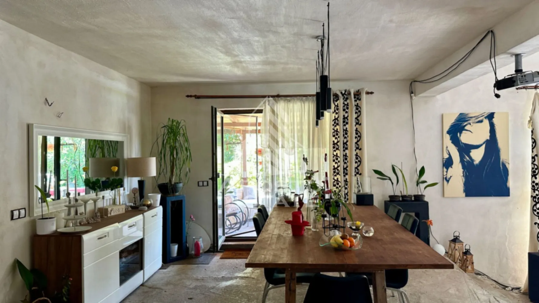 Casa individuala cu 6 camere in Dumbravita - Apostu Estate va propune spre vanzare o casa individuala spatioasa si luminoasa, situata in Dumbravita, intr-o zona linistita si apreciata, ideala pentru o familie care isi doreste confort, intimitate si posibilitatea de a-si personaliza viitorul camin dupa propriile preferinte.

Proprietatea dispune de o suprafata utila de 211 mp si este amplasata pe un teren de 536 mp, oferind spatii generoase atat la interior, cat si la exterior. Compartimentarea este practica si bine gandita, cu incaperi luminoase si functionale, adaptate nevoilor unei familii moderne.

Compartimentare:

Parter:

hol de acces;
birou;
dormitor/sala de fitness;
bucatarie;
camera tehnica;
baie;
terasa.

Mansarda:

3 dormitoare;
2 bai;
2 terase.

Casa se vinde in stadiul actual, oferind viitorilor proprietari posibilitatea de a-si alege finisajele si sistemul de incalzire dorit, fie prin pardoseala, fie prin calorifere. In prezent, incalzirea imobilului se realizeaza prin intermediul unui semineu, care ofera un ambient placut si caldura eficienta in sezonul rece.

Un alt avantaj important il reprezinta flexibilitatea privind mobilierul, proprietatea putand fi achizitionata complet mobilata, partial mobilata sau nemobilata, in functie de preferintele si necesitatile cumparatorilor.

La exterior, proprietatea impresioneaza printr-o curte amenajata cu bun gust, intima si primitoare, perfecta pentru momente de relaxare alaturi de familie si prieteni. Atmosfera este completata de un helesteu decorativ cu nuferi, care adauga un farmec aparte si o nota de liniste intregii proprietati. De asemenea, piscina ofera confort si racoare in zilele calduroase de vara, transformand curtea intr-un adevarat refugiu privat. Spatiul verde si zonele de relaxare creeaza un cadru armonios, ideal pentru petrecerea timpului liber in aer liber.

Va invitam cu drag la o vizionare pentru a descoperi toate avantajele acestei proprietati si pentru a va imagina viitorul camin intr-un cadru linistit si placut.
CP3182489