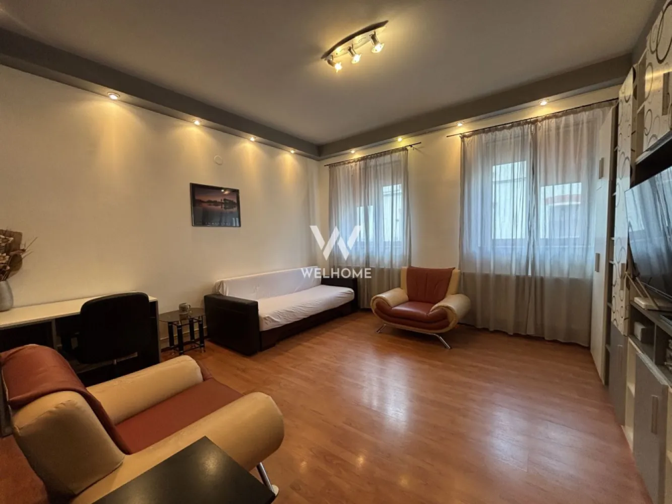 Apartament cu bucatarie separata PET FRIENDLY - Centru, Sibiu - Apartament cu parcare în curte situat in zona Ultracentrala, Sibiu - Str. Zidului

Vă oferim spre închiriere un apartament cochet și practic, situat într-o curte liniștită, cu acces facil către centrul orașului și toate punctele de interes necesare vieții de zi cu zi.
Locuința are o suprafață utilă de 40 mp și este ideală pentru o persoană sau un cuplu care își dorește confort și accesibilitate. Apartamentul este complet utilat și dotat cu tot ce este necesar, fiind disponibil imediat pentru mutare.
Compartimentare:
• Bucătărie
• Cameră generoasă
• Baie
• Cameră suplimentară situată în curtea imobilului, ideală pentru spațiu de depozitare, cameră de relaxare, birou sau alte activități, în funcție de nevoile chiriașului
Se acceptă ANIMALE DE COMPANIE de talie mică.
Un avantaj important al proprietății îl reprezintă posibilitatea parcării unei mașini în curtea interioară a imobilului. De asemenea, în fața imobilului există numeroase locuri de parcare publice gratuite.
Poziționarea excelentă oferă acces rapid către centrul orașului, magazine, restaurante, farmacii și mijloace de transport în comun, asigurând confort și mobilitate pentru viitorii chiriași.
Pentru mai multe informații sau stabilirea unei vizionări, mă puteți contactați telefonic.

Chirie lunară: 320 Euro + garanție
Comision client: 50% din prima chirie