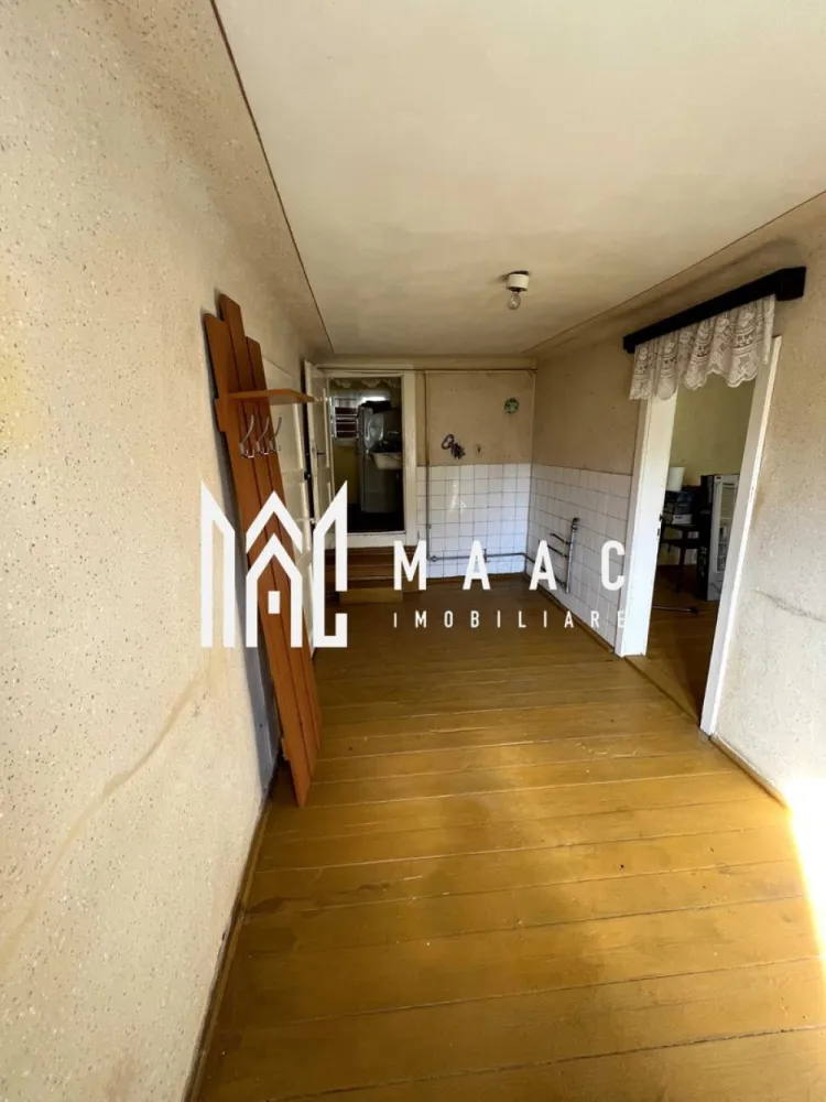 Apartament 2 camere | 45 MPU | Parter inalt | Ultracentral - MAAC Imobiliare propune spre vânzare un apartament cu potențial excelent, situat în zonă ultracentrală, la câțiva pași de Piața Mare.

Proprietatea are o suprafață utilă de 44,85 mp și este compartimentată în 2 camere, bucătărie, baie și cămară, fiind completată de pivniță și pod pe toată suprafața apartamentului. Apartamentul face parte dintr-un imobil cu curte comună, utilizată de doar 3 familii.

Toate cele 3 ferestre sunt orientate estic, oferind lumină naturală pe tot parcursul zilei.

Imobilul necesită renovare, fiind ideal pentru amenajare după propriile preferințe sau pentru investiție.

Potrivit pentru:

locuință personală

birouri / cabinete medicale

salon de înfrumusețare

închiriere în regim hotelier

Locație ultracentrală, aproape de magazine, restaurante și la aproximativ 5 minute de mers pe jos de Gară.

Pentru detalii și vizionări, contactați MAAC Imobiliare.
ID: CP2905586.