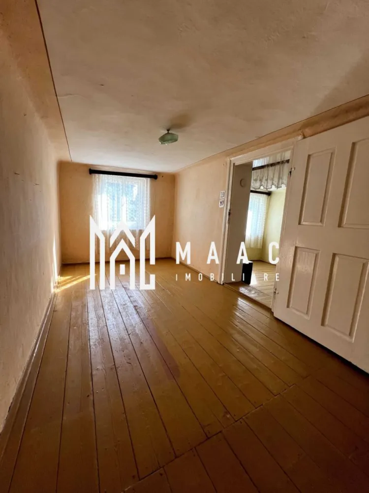 Apartament 2 camere | 45 MPU | Parter inalt | Ultracentral - MAAC Imobiliare propune spre vânzare un apartament cu potențial excelent, situat în zonă ultracentrală, la câțiva pași de Piața Mare.

Proprietatea are o suprafață utilă de 44,85 mp și este compartimentată în 2 camere, bucătărie, baie și cămară, fiind completată de pivniță și pod pe toată suprafața apartamentului. Apartamentul face parte dintr-un imobil cu curte comună, utilizată de doar 3 familii.

Toate cele 3 ferestre sunt orientate estic, oferind lumină naturală pe tot parcursul zilei.

Imobilul necesită renovare, fiind ideal pentru amenajare după propriile preferințe sau pentru investiție.

Potrivit pentru:

locuință personală

birouri / cabinete medicale

salon de înfrumusețare

închiriere în regim hotelier

Locație ultracentrală, aproape de magazine, restaurante și la aproximativ 5 minute de mers pe jos de Gară.

Pentru detalii și vizionări, contactați MAAC Imobiliare.
ID: CP2905586.