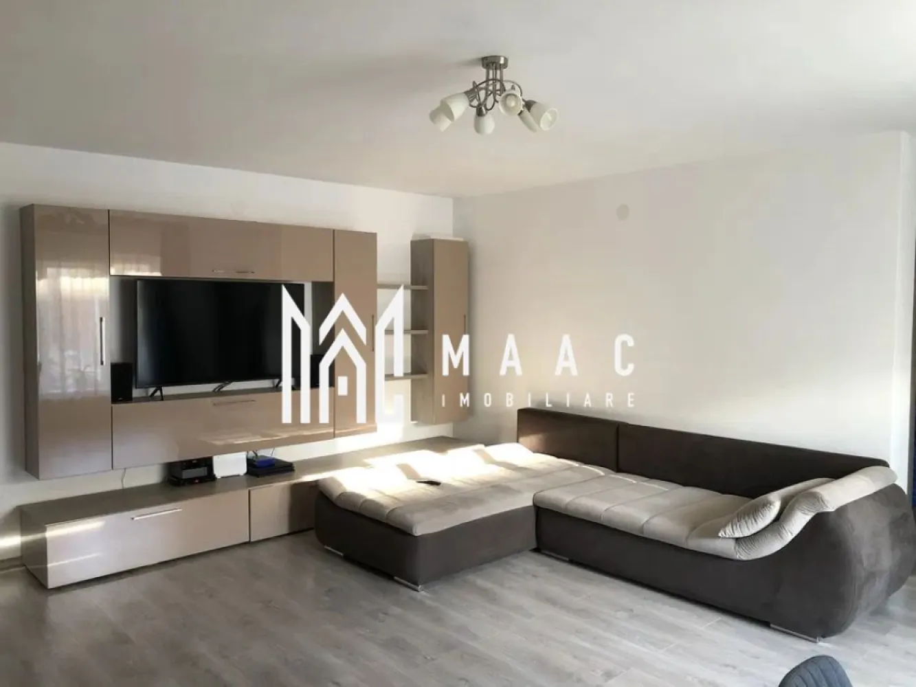 Apartament 2 camere | Parter | Decomandat | 56 MP | Selimbar - MAAC Imobiliare oferă spre vânzare un apartament modern cu 2 camere, situat la parterul unui imobil nou, amplasat într-o zonă liniștită din Șelimbăr.

Caracteristici:
Apartament cu 2 camere, compartimentare decomandată.
Situat la parterul unui imobil cu regim de înălțime P+3.
Construcție nouă, cu finisaje de bună calitate.

Compartimentare:
Hol de acces.
Living cu bucătărie open space.
Dormitor.
Baie dotată cu geam pentru aerisire naturală.

Dotări și stare:
Apartamentul se vinde complet mobilat și utilat.
Finisaje bine întreținute.
Locuință pregătită pentru mutare imediată, fără investiții suplimentare.

Localizare și avantaje:
Acces facil către magazine, supermarketuri și spații de joacă pentru copii.
Conectare rapidă către municipiul Sibiu.

Parcare
Loc de parcare aferent proprietății.

Pentru mai multe detalii, vă rugăm sa ne contactați, specificand ID: CP2905218