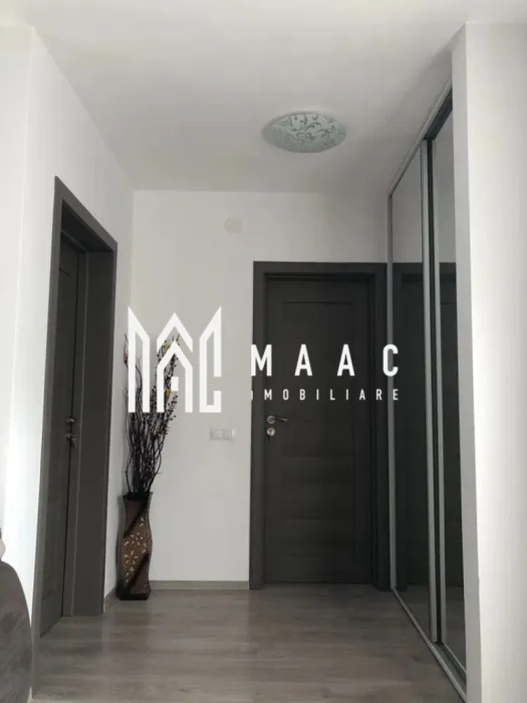 Apartament 2 camere | Parter | Decomandat | 56 MP | Selimbar - MAAC Imobiliare oferă spre vânzare un apartament modern cu 2 camere, situat la parterul unui imobil nou, amplasat într-o zonă liniștită din Șelimbăr.

Caracteristici:
Apartament cu 2 camere, compartimentare decomandată.
Situat la parterul unui imobil cu regim de înălțime P+3.
Construcție nouă, cu finisaje de bună calitate.

Compartimentare:
Hol de acces.
Living cu bucătărie open space.
Dormitor.
Baie dotată cu geam pentru aerisire naturală.

Dotări și stare:
Apartamentul se vinde complet mobilat și utilat.
Finisaje bine întreținute.
Locuință pregătită pentru mutare imediată, fără investiții suplimentare.

Localizare și avantaje:
Acces facil către magazine, supermarketuri și spații de joacă pentru copii.
Conectare rapidă către municipiul Sibiu.

Parcare
Loc de parcare aferent proprietății.

Pentru mai multe detalii, vă rugăm sa ne contactați, specificand ID: CP2905218
