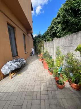 Apartament spațios la vilă, zona Parcul Sub Arini – Parter – Curte proprie