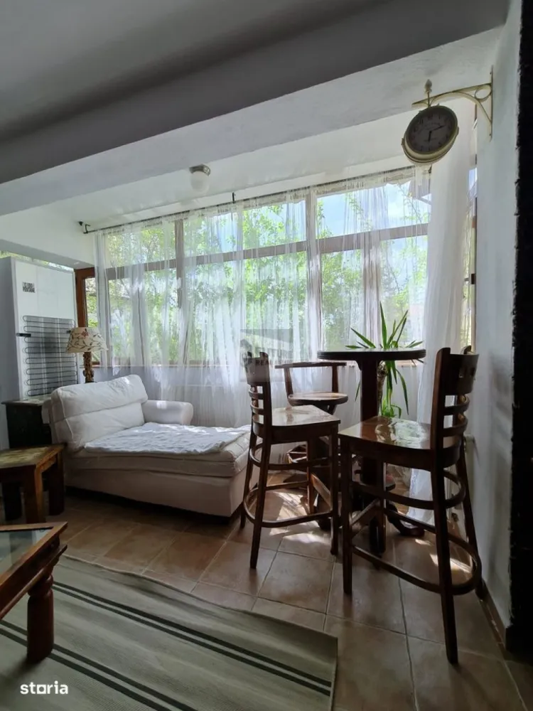 Lux, Natură și Confort: Apartament în Vilă Boutique lângă Tineretului - Te-ai săturat de blocurile gri și aglomerate? Imaginează-ți cum este să locuiești într-o vilă nouă, unde materialele naturale și tehnologia de ultimă oră se întâlnesc pentru a crea "acasă". De ce să alegi acest apartament? Locație Premium: La doar 3 minute de Parcul Tineretului și 7 minute de Metrou (Brâncoveanu/Eroii Revoluției). Design Distins: 72 mp finisați cu piatră, marmură și lemn masiv. Plus un șemineu electric pentru seri de poveste! 🛋️🔥 Dotări de Top: Centrală smart (Wi-Fi), AC Inverter, Smart TV mare, mașină de spălat vase ȘI uscător de rufe separat. Relaxare la curte: Acces la foișor cu grătar și spațiu verde. Ai bicicletă? Avem rack dedicat! 🚲 📍 Preț: 700 Euro / lună 📞 Detalii și vizionări:0751521504 #ÎnchiriereBucurești #ApartamentDeLux #ParculTineretului #BoutiqueLiving #Proprietar #RealEstateRomania