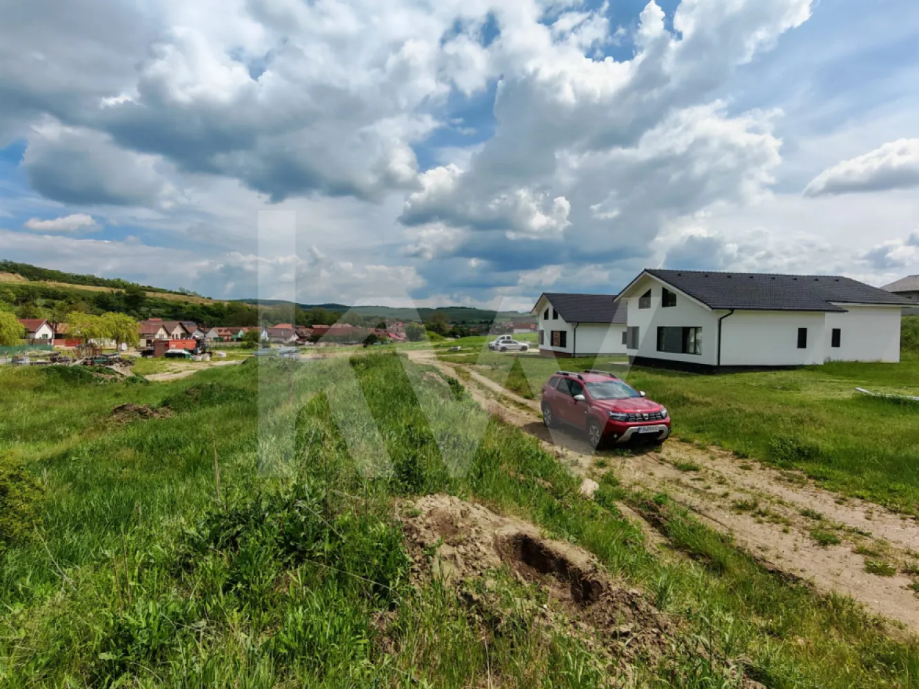 Teren intravilan pentru Construcții Rezidențiale la 10 min. de Sibiu -  Teren pentru Construcții Rezidențiale la 10 minute de Sibiu

 Vă prezentăm o parcelă cu un potențial excelent, situată într-o zonă în plină dezvoltare , la doar 10 minute distanță de Municipiul Sibiu.
 Zonă cu acces rapid către Sibiu (aproximativ 10 minute de mers cu mașina).
Terenul dispune de o deschidere stradală de 80 de metri, oferind flexibilitate maximă pentru parcelare, configurarea accesului sau designul unui ansamblu rezidențial.
 Drum direct din șoseaua națională, ceea ce asigură o logistică excelentă atât pentru utilajele de construcție, cât și pentru viitorii rezidenți.
Terenul este dotat cu utilități, reducând semnificativ costurile și timpul alocat demarării proiectului.
Pretabil excelent pentru construcții rezidențiale .
 Deschiderea generoasă de 80 m și accesul direct din drumul național conferă acestui teren un avantaj competitiv uriaș pe piața imobiliară actuală.
Pentru mai multe informații, planuri de amplasament sau pentru a programa o vizionare la fața locului, vă stăm la dispoziție.