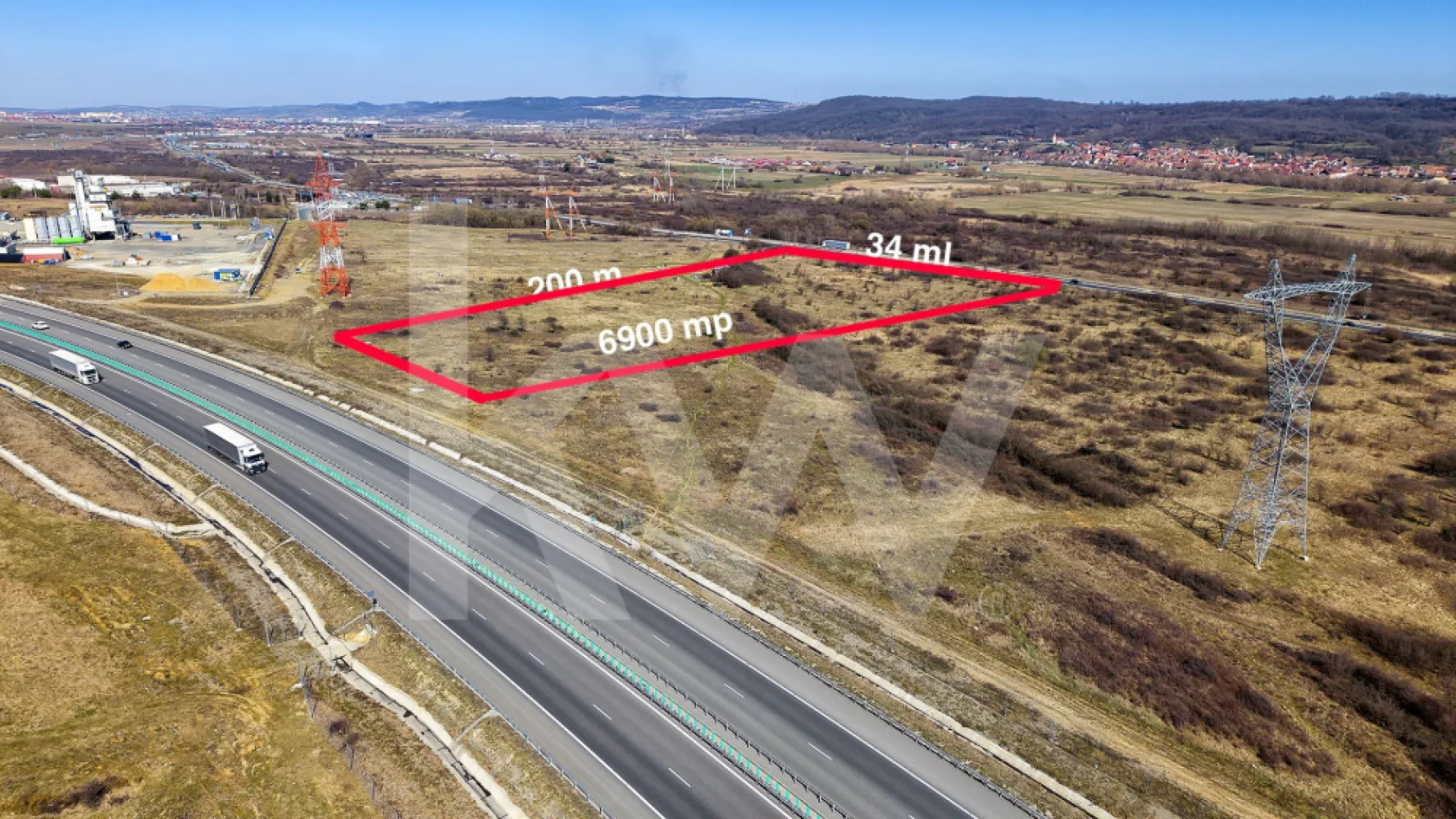 Oportunitate Premium: 6.900 mp Intravilan – Hub Logistic Șelimbăr (DN1/A1) - Vând teren industrial strategic, situat langa Parcul Industrial Șelimbăr, poziționat ideal între DN1 și Autostrada A1. Este locația perfectă pentru o companie care caută vizibilitate maximă și eficiență logistică.

Specificații Tehnice:
Suprafață: 6.900 mp (Intravilan).

Dimensiuni: Deschidere de 34,50 m la DN1 x Adâncime de 200 m.

Acces: Acces facil (sens giratoriu DN1 Mohu – drum asfaltat până la stația PORR).

Avantaje Competitive:
Vizibilitate Directă din DN1: Expunere publicitară naturală și acces rapid.

Conectivitate: Situat exact în nodul rutier care leagă Sibiul de restul țării prin A1.

Versatilitate: Pretabil pentru Logistică, Depozitare, Showroom, Producție sau Hub de Transport.

Un activ imobiliar rar într-o zonă cu disponibilitate tot mai limitată și potențial ridicat de apreciere a valorii.



