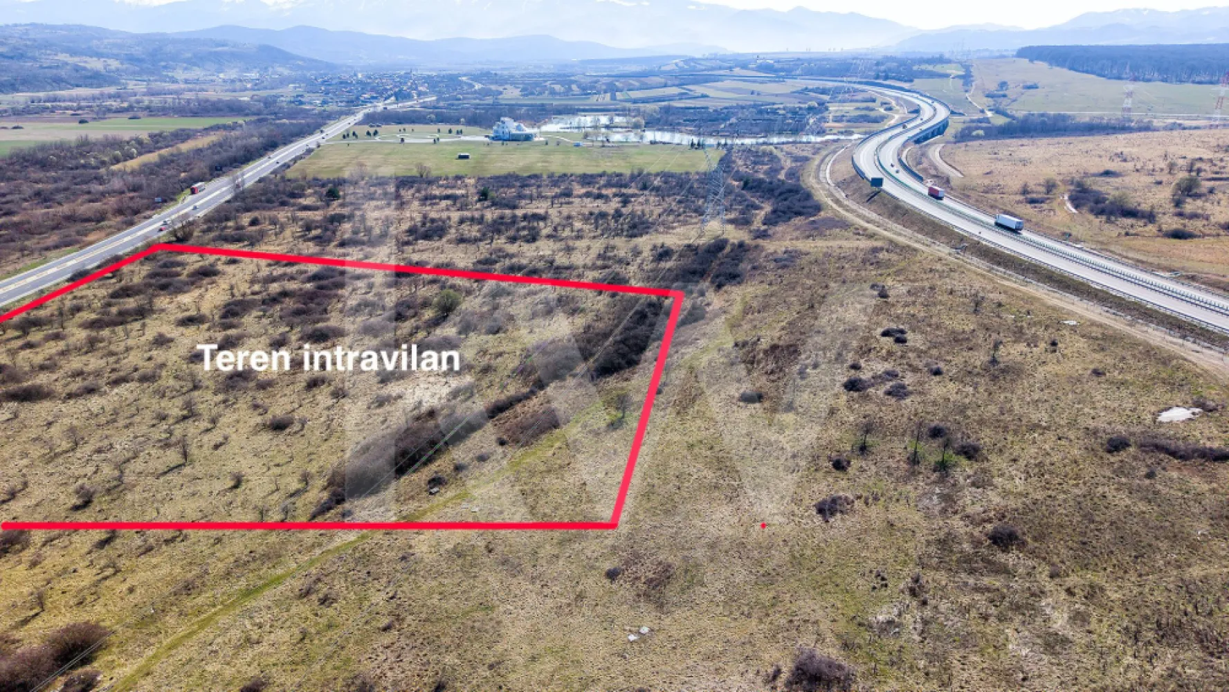 Oportunitate Premium: 6.900 mp Intravilan – Hub Logistic Șelimbăr (DN1/A1) - Vând teren industrial strategic, situat langa Parcul Industrial Șelimbăr, poziționat ideal între DN1 și Autostrada A1. Este locația perfectă pentru o companie care caută vizibilitate maximă și eficiență logistică.

Specificații Tehnice:
Suprafață: 6.900 mp (Intravilan).

Dimensiuni: Deschidere de 34,50 m la DN1 x Adâncime de 200 m.

Acces: Acces facil (sens giratoriu DN1 Mohu – drum asfaltat până la stația PORR).

Avantaje Competitive:
Vizibilitate Directă din DN1: Expunere publicitară naturală și acces rapid.

Conectivitate: Situat exact în nodul rutier care leagă Sibiul de restul țării prin A1.

Versatilitate: Pretabil pentru Logistică, Depozitare, Showroom, Producție sau Hub de Transport.

Un activ imobiliar rar într-o zonă cu disponibilitate tot mai limitată și potențial ridicat de apreciere a valorii.



