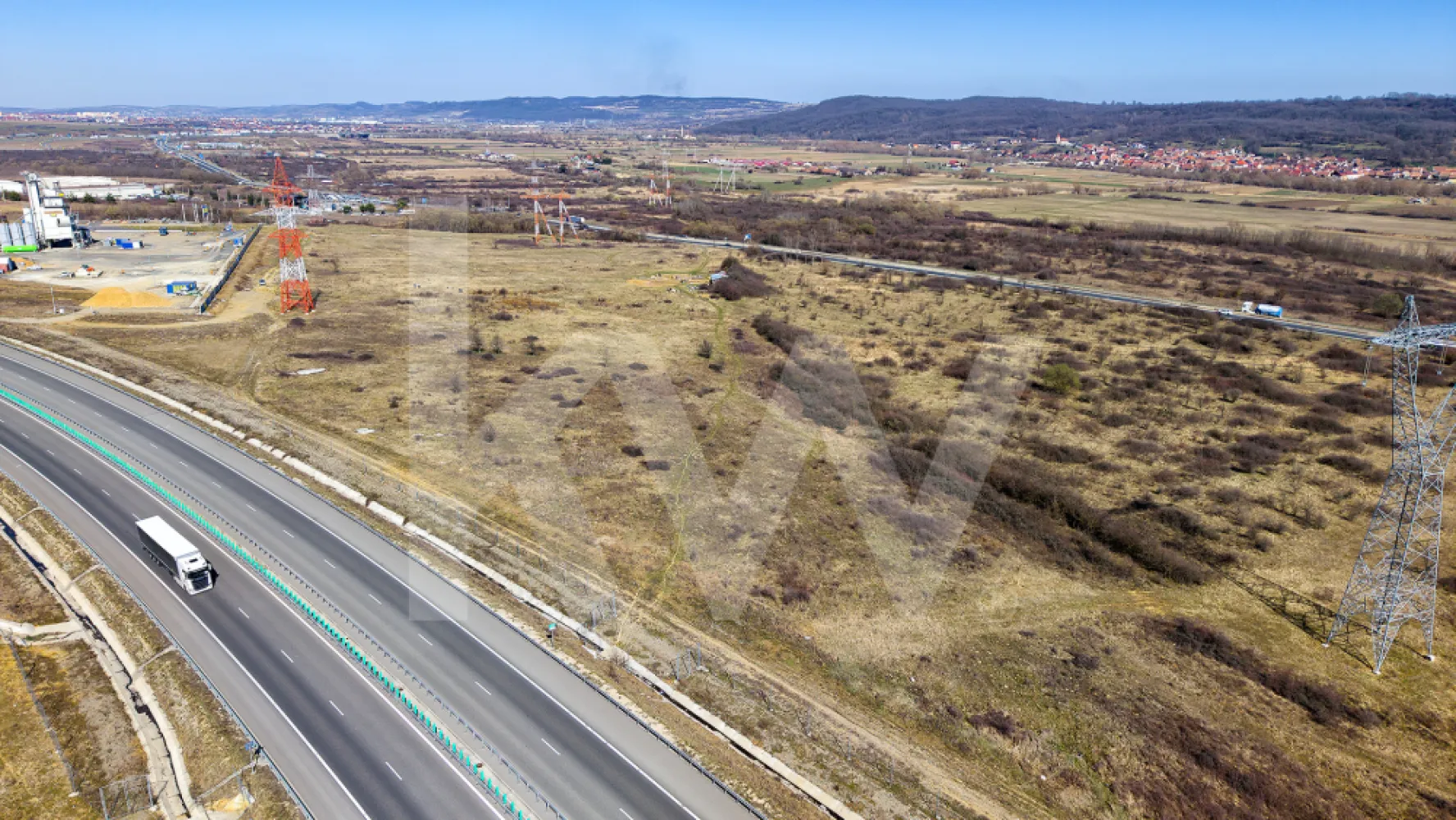 Oportunitate Premium: 6.900 mp Intravilan – Hub Logistic Șelimbăr (DN1/A1) - Vând teren industrial strategic, situat langa Parcul Industrial Șelimbăr, poziționat ideal între DN1 și Autostrada A1. Este locația perfectă pentru o companie care caută vizibilitate maximă și eficiență logistică.

Specificații Tehnice:
Suprafață: 6.900 mp (Intravilan).

Dimensiuni: Deschidere de 34,50 m la DN1 x Adâncime de 200 m.

Acces: Acces facil (sens giratoriu DN1 Mohu – drum asfaltat până la stația PORR).

Avantaje Competitive:
Vizibilitate Directă din DN1: Expunere publicitară naturală și acces rapid.

Conectivitate: Situat exact în nodul rutier care leagă Sibiul de restul țării prin A1.

Versatilitate: Pretabil pentru Logistică, Depozitare, Showroom, Producție sau Hub de Transport.

Un activ imobiliar rar într-o zonă cu disponibilitate tot mai limitată și potențial ridicat de apreciere a valorii.



