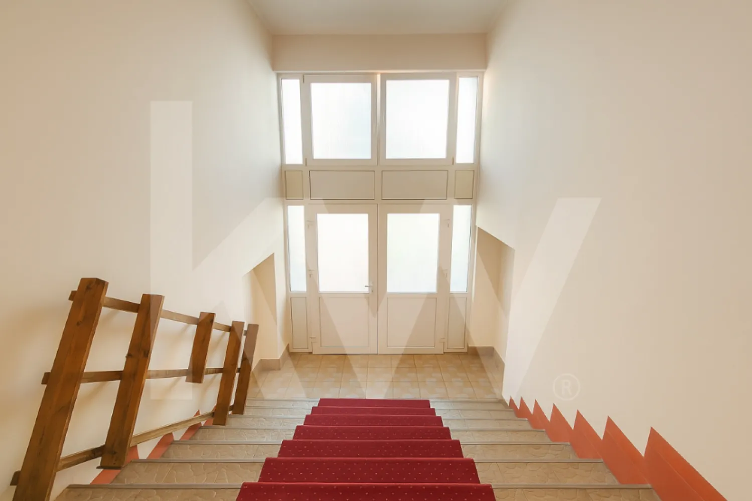 Spatiu Comercial stradal 164mp zona Centrala Promenada Mall Sibiu - Descoperă o oază de oportunități comerciale la doar câțiva pași de Promenada Mall din Sibiu! Cu o suprafață generoasă de 164 mp, acest spațiu comercial îți oferă tot ce ai nevoie pentru a-ți dezvolta afacerea cu succes.
Cu o intrare primitoare din stradă, vei fi întâmpinat de un hol spațios, care te va ghida către potențialul tău de succes. Înăuntru, vei găsi un birou/ camera depozitare, spatiu generos de 36 mp, ideal pentru întâmpinarea clienților sau pentru coordonarea afacerii tale. În plus, o cameră/ birou, de 18 mp oferă flexibilitate pentru diverse utilizări comerciale.
Însă piesa de rezistență este sala principală, cu o suprafață de 93 mp, oferind un spațiu expansiv și versatil, perfect pentru a-ți transforma visul în realitate. Cele două geamuri mari oferă o vizibilitate maximă către Promenada Mall, atrăgând clienți și asigurând expunere maximă pentru afacerea ta.
Acest spațiu este ideal pentru orice tip de activitate comercială, mai putin pentru alimentație publică, datorită layout-ului său spațios și accesibilității excelente.

Nu lăsa această oportunitate să-ți scape! Ia contact astăzi pentru a programa o vizionare și pentru a transforma acest spațiu în baza de lansare a afacerii tale de succes!