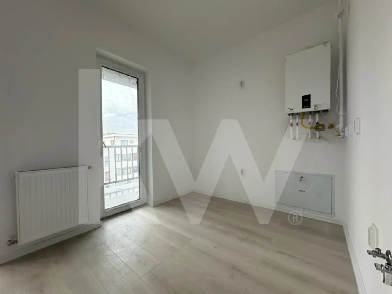 Apartament 2 camere la cheie balcon parcare 48,6mpu Et.3 Doamna Stanca - Apartament 2 camere, etaj 3, de vanzare Sibiu 48,63mpu balcon 4,13mp Doamna Stanca. Va prezentam un nou imobil de vanzare, tip apartament cu 2 camere situat in zona Doamna Stanca. 

Pozitionarea imobilului este excelenta fiind aproape de toate punctele de interes comun publice: scoala, gradinita, Shopping City, restaurante, magazine alimentare, spatii comerciale si multe altele puncte de interes public. Suprafata imobilului este de 48,63 mp utili, 1 balcon de 4,13mp cu acces din bucatarie si din living si este ca si compartimentare: decomandat. Imobilul este situat la etajul 3 din 6+ER. Apartamentul este alcatuit din: 1 dormitor, 1 baie cu geam de aerisire, 1 bucatarie de tip open space cu 1 living, nemobilat, neutilat, 1 balcon si se va preda la cheie.  Locul de parcare este inclus in pret! Cladirea este de tip bloc pe structura de caramida si este construita in 2025 si si beneficiaza de interfon, lift. Locuinta dispune de curent electric, apa, canalizare, gaz, catv, fibra optica. Incalzirea se realieaza prin termoficare, centrala proprie, calorifere. Blocul dispune de izolatie la exterior, bloc izolat termic. Pe interior imobilul se va preda la stadiul de cheie cu usa metalica la intrare, centrala termica in condensatie cu calorifere de otel, tamplarie PVC cu geam termopan, pereti tencuiti si gletuiti, lavabila, prize si intrerupatoare montate, usi de interior, sapa, parchet / gresie si obiecte sanitare ( vas wc si chiuveta ) .  Fotografiile afișate au caracter informativ, cumparatorul avand posibilitatea de a-si alege finisajele si culorile in functie de preferintele proprii.

Suntem oricand dispusi sa oferim un tur de vizionare pentru a demonstra ferm realitatea descrisa.