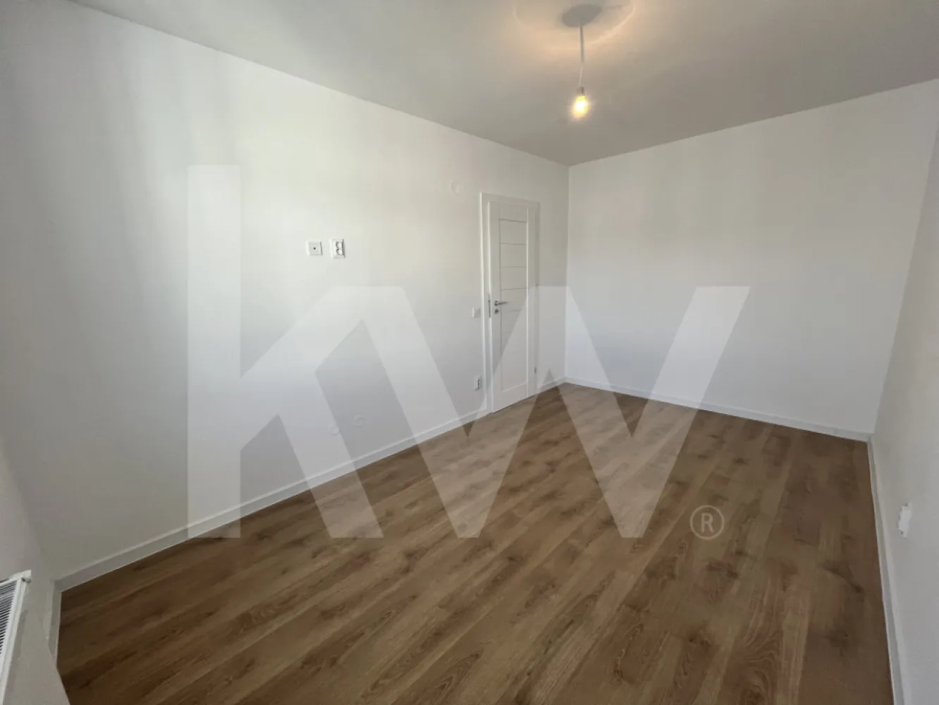 Apartament 2 camere la cheie balcon parcare 48,6mpu Et.3 Doamna Stanca - Apartament 2 camere, etaj 3, de vanzare Sibiu 48,63mpu balcon 4,13mp Doamna Stanca. Va prezentam un nou imobil de vanzare, tip apartament cu 2 camere situat in zona Doamna Stanca. 

Pozitionarea imobilului este excelenta fiind aproape de toate punctele de interes comun publice: scoala, gradinita, Shopping City, restaurante, magazine alimentare, spatii comerciale si multe altele puncte de interes public. Suprafata imobilului este de 48,63 mp utili, 1 balcon de 4,13mp cu acces din bucatarie si din living si este ca si compartimentare: decomandat. Imobilul este situat la etajul 3 din 6+ER. Apartamentul este alcatuit din: 1 dormitor, 1 baie cu geam de aerisire, 1 bucatarie de tip open space cu 1 living, nemobilat, neutilat, 1 balcon si se va preda la cheie.  Locul de parcare este inclus in pret! Cladirea este de tip bloc pe structura de caramida si este construita in 2025 si si beneficiaza de interfon, lift. Locuinta dispune de curent electric, apa, canalizare, gaz, catv, fibra optica. Incalzirea se realieaza prin termoficare, centrala proprie, calorifere. Blocul dispune de izolatie la exterior, bloc izolat termic. Pe interior imobilul se va preda la stadiul de cheie cu usa metalica la intrare, centrala termica in condensatie cu calorifere de otel, tamplarie PVC cu geam termopan, pereti tencuiti si gletuiti, lavabila, prize si intrerupatoare montate, usi de interior, sapa, parchet / gresie si obiecte sanitare ( vas wc si chiuveta ) .  Fotografiile afișate au caracter informativ, cumparatorul avand posibilitatea de a-si alege finisajele si culorile in functie de preferintele proprii.

Suntem oricand dispusi sa oferim un tur de vizionare pentru a demonstra ferm realitatea descrisa.