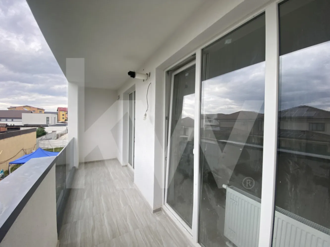 Apartament cu 3 Camere in Selimbar Sibiu – Confort si Valoare Reala - Apartament cu 3 Camere in Selimbar, Sibiu – Confort si Valoare Reala.
Un apartament care nu promite – livreaza.
Lumina, spatiu si confort real, intr-o locuinta gandita pentru oameni care inteleg ce inseamna calitatea. Aici nu cumperi doar metri patrati – cumperi liniste, stabilitate si siguranta pe termen lung.
Detalii principale:
Suprafata utila: 72 mp + balcon de 8mp, utila totala de 80mp.
Compartimentare: decomandat.
Etaj: 2 din P+2E.
Constructie: 2024–2025.
Compartimentare inteligenta:
Doua dormitoare luminoase – pentru relaxare si intimitate.
Living spatios – inima casei tale.
Bucatarie practica si usor de personalizat.
Baie moderna, finisata elegant.
Balcon – perfect pentru dimineti linistite sau seri relaxante.
Calitate in fiecare detaliu:
Incalzire prin centrala proprie in condensatie.
Pereti izolati termic pentru confort si economie.
Tamplarie PVC cu geam termopan.
Pardoseli: parchet si gresie de calitate superioara.
Usi interioare Porta Doors si usa metalica de acces.
Apartamentul se preda la cheie, curat, luminos si pregatit sa fie personalizat dupa stilul tau. Bucataria este nemobilata, oferind libertatea de a o amenaja exact cum iti doresti.
Investitie sau locuinta – decizia e a ta:
Fie ca vrei sa te muti imediat intr-un spatiu modern, fie ca privesti acest apartament ca pe o investitie sigura, el livreaza valoare din prima zi.
Pozitie excelenta:
Zona Selimbar este una dintre cele mai apreciate din Sibiu, cu acces rapid la centre comerciale, scoli, gradinite si zone verzi. Tot ce ai nevoie este la cateva minute distanta.
Acesta nu este un apartament obisnuit. Este alegerea celor care nu mai vor compromisuri, care inteleg diferenta dintre “un loc de stat” si “un loc care iti apartine cu adevarat”.

Contacteaza-ne acum pentru detalii sau vizionare. Proprietatile de acest tip nu raman mult timp disponibile – iar cand le vezi, intelegi imediat de ce.