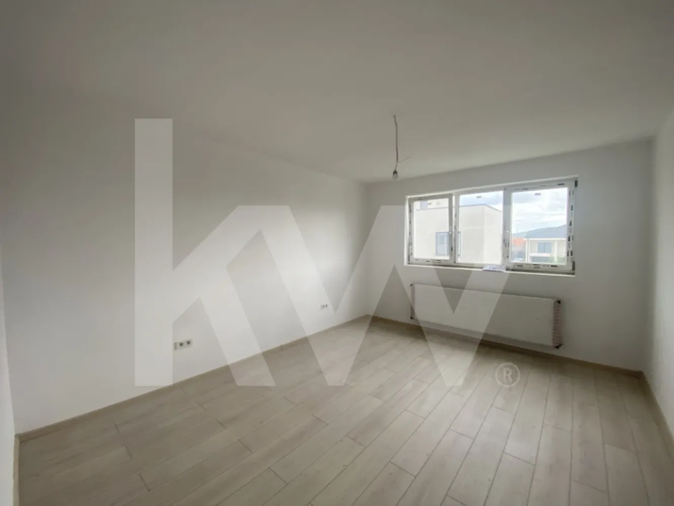 Apartament cu 3 Camere in Selimbar Sibiu – Confort si Valoare Reala - Apartament cu 3 Camere in Selimbar, Sibiu – Confort si Valoare Reala.
Un apartament care nu promite – livreaza.
Lumina, spatiu si confort real, intr-o locuinta gandita pentru oameni care inteleg ce inseamna calitatea. Aici nu cumperi doar metri patrati – cumperi liniste, stabilitate si siguranta pe termen lung.
Detalii principale:
Suprafata utila: 72 mp + balcon de 8mp, utila totala de 80mp.
Compartimentare: decomandat.
Etaj: 2 din P+2E.
Constructie: 2024–2025.
Compartimentare inteligenta:
Doua dormitoare luminoase – pentru relaxare si intimitate.
Living spatios – inima casei tale.
Bucatarie practica si usor de personalizat.
Baie moderna, finisata elegant.
Balcon – perfect pentru dimineti linistite sau seri relaxante.
Calitate in fiecare detaliu:
Incalzire prin centrala proprie in condensatie.
Pereti izolati termic pentru confort si economie.
Tamplarie PVC cu geam termopan.
Pardoseli: parchet si gresie de calitate superioara.
Usi interioare Porta Doors si usa metalica de acces.
Apartamentul se preda la cheie, curat, luminos si pregatit sa fie personalizat dupa stilul tau. Bucataria este nemobilata, oferind libertatea de a o amenaja exact cum iti doresti.
Investitie sau locuinta – decizia e a ta:
Fie ca vrei sa te muti imediat intr-un spatiu modern, fie ca privesti acest apartament ca pe o investitie sigura, el livreaza valoare din prima zi.
Pozitie excelenta:
Zona Selimbar este una dintre cele mai apreciate din Sibiu, cu acces rapid la centre comerciale, scoli, gradinite si zone verzi. Tot ce ai nevoie este la cateva minute distanta.
Acesta nu este un apartament obisnuit. Este alegerea celor care nu mai vor compromisuri, care inteleg diferenta dintre “un loc de stat” si “un loc care iti apartine cu adevarat”.

Contacteaza-ne acum pentru detalii sau vizionare. Proprietatile de acest tip nu raman mult timp disponibile – iar cand le vezi, intelegi imediat de ce.