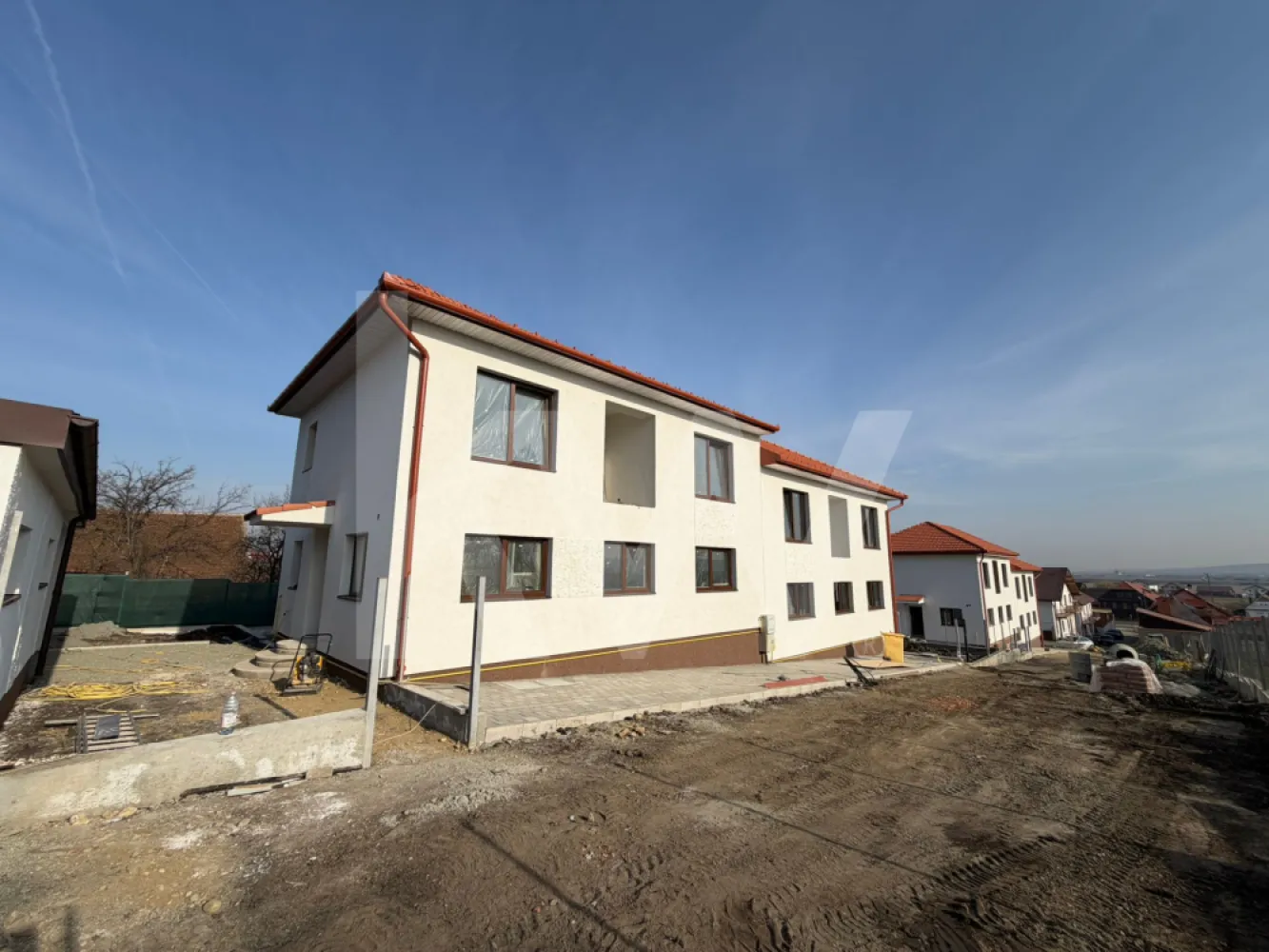 Casa 4 camere de vanzare 117 mpu teren liber 230mp Sibiu in Sura Mica - Aceasta proprietate are tot ce-ti trebuie pentru a da viata viselor tale. Amplasata intr-o zona linistita si exclusiv rezidentiala a orasului Sibiu, la Nord-Vest si in Sura Mica, acest tip duplex dispune de 117 mp utili, 152 mp construiti si 230 mp teren liber. Casa este in curs de construire, cu gandul la confortul tau, in 2025, avand un regim de inaltime P+M, acoperis din tigla, izolat la exterior si asfaltat. Imobilul are 4 camere, 3 dormitoare, 1 living cu zona de dining, 1 bucatarie, 2 bai,1 debara/depozitare, 2 holuri, casa scarii, 1 balcon comun la 2 dormitoare si terasa.

Poate fi o oaza de liniste si fericire in regiunea Sibiu, mereu cautata pe piata imobiliara. Deasemenea, vindem proprietatea atat cash, cat si prin credit ipotecar sau prima casa (finantare).

Stim cat de importanta e vestea buna si despre cum vinzi casa ta cu un plus. Ne-am asigurat ca regasesti in aceasta proprietate elemente de calitate superioara, la un raport calitate-pret imbatabil. Finisajele sunt efectuate cu materiale de calitate, decorativa, vopsea lavabila. Eficienta energetica se incadreaza in clasa B.

Iar prietenii tai se vor bucura de curtea ta de 230mp, cu gazon si o zona pavata.

In zona vei gasi magazine, parcuri, transport public, restaurante sau cafenele. Accesul la arterele principale sau autostrada A1 se realizeaza rapid, in doar cateva minute. Unele poze sunt variante la cum se poate amenaja.

Daca te-am convins, atunci actiunea ta este cat se poate de simpla. Nu ezita sa stabilesti o vizionare cu noi si hai sa-ti aratam aceasta proprietate!