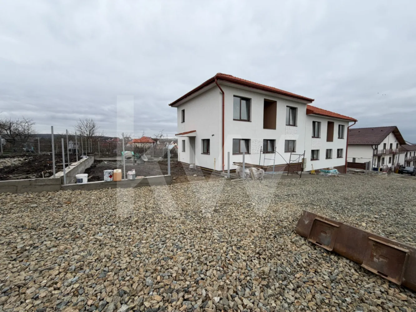 Casa 4 camere de vanzare 117 mpu teren liber 230mp Sibiu in Sura Mica - Aceasta proprietate are tot ce-ti trebuie pentru a da viata viselor tale. Amplasata intr-o zona linistita si exclusiv rezidentiala a orasului Sibiu, la Nord-Vest si in Sura Mica, acest tip duplex dispune de 117 mp utili, 152 mp construiti si 230 mp teren liber. Casa este in curs de construire, cu gandul la confortul tau, in 2025, avand un regim de inaltime P+M, acoperis din tigla, izolat la exterior si asfaltat. Imobilul are 4 camere, 3 dormitoare, 1 living cu zona de dining, 1 bucatarie, 2 bai,1 debara/depozitare, 2 holuri, casa scarii, 1 balcon comun la 2 dormitoare si terasa.

Poate fi o oaza de liniste si fericire in regiunea Sibiu, mereu cautata pe piata imobiliara. Deasemenea, vindem proprietatea atat cash, cat si prin credit ipotecar sau prima casa (finantare).

Stim cat de importanta e vestea buna si despre cum vinzi casa ta cu un plus. Ne-am asigurat ca regasesti in aceasta proprietate elemente de calitate superioara, la un raport calitate-pret imbatabil. Finisajele sunt efectuate cu materiale de calitate, decorativa, vopsea lavabila. Eficienta energetica se incadreaza in clasa B.

Iar prietenii tai se vor bucura de curtea ta de 230mp, cu gazon si o zona pavata.

In zona vei gasi magazine, parcuri, transport public, restaurante sau cafenele. Accesul la arterele principale sau autostrada A1 se realizeaza rapid, in doar cateva minute. Unele poze sunt variante la cum se poate amenaja.

Daca te-am convins, atunci actiunea ta este cat se poate de simpla. Nu ezita sa stabilesti o vizionare cu noi si hai sa-ti aratam aceasta proprietate!
