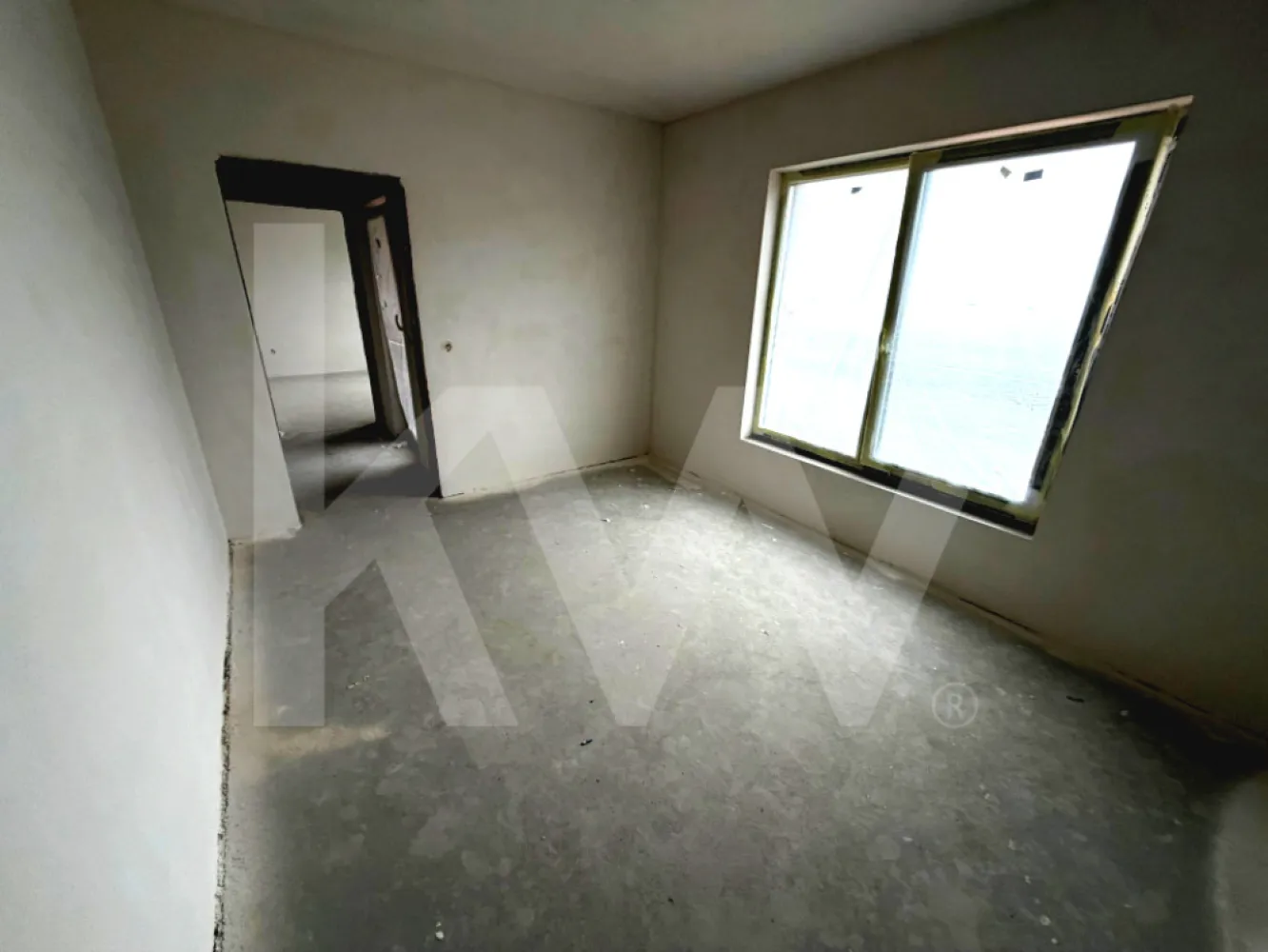 Casa 4 camere de vanzare 117 mpu teren liber 230mp Sibiu in Sura Mica - Aceasta proprietate are tot ce-ti trebuie pentru a da viata viselor tale. Amplasata intr-o zona linistita si exclusiv rezidentiala a orasului Sibiu, la Nord-Vest si in Sura Mica, acest tip duplex dispune de 117 mp utili, 152 mp construiti si 230 mp teren liber. Casa este in curs de construire, cu gandul la confortul tau, in 2025, avand un regim de inaltime P+M, acoperis din tigla, izolat la exterior si asfaltat. Imobilul are 4 camere, 3 dormitoare, 1 living cu zona de dining, 1 bucatarie, 2 bai,1 debara/depozitare, 2 holuri, casa scarii, 1 balcon comun la 2 dormitoare si terasa.

Poate fi o oaza de liniste si fericire in regiunea Sibiu, mereu cautata pe piata imobiliara. Deasemenea, vindem proprietatea atat cash, cat si prin credit ipotecar sau prima casa (finantare).

Stim cat de importanta e vestea buna si despre cum vinzi casa ta cu un plus. Ne-am asigurat ca regasesti in aceasta proprietate elemente de calitate superioara, la un raport calitate-pret imbatabil. Finisajele sunt efectuate cu materiale de calitate, decorativa, vopsea lavabila. Eficienta energetica se incadreaza in clasa B.

Iar prietenii tai se vor bucura de curtea ta de 230mp, cu gazon si o zona pavata.

In zona vei gasi magazine, parcuri, transport public, restaurante sau cafenele. Accesul la arterele principale sau autostrada A1 se realizeaza rapid, in doar cateva minute. Unele poze sunt variante la cum se poate amenaja.

Daca te-am convins, atunci actiunea ta este cat se poate de simpla. Nu ezita sa stabilesti o vizionare cu noi si hai sa-ti aratam aceasta proprietate!