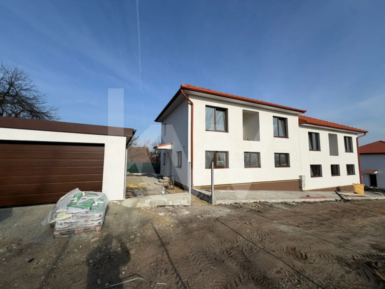 Casa 4 camere de vanzare 117 mpu teren liber 230mp Sibiu in Sura Mica - Aceasta proprietate are tot ce-ti trebuie pentru a da viata viselor tale. Amplasata intr-o zona linistita si exclusiv rezidentiala a orasului Sibiu, la Nord-Vest si in Sura Mica, acest tip duplex dispune de 117 mp utili, 152 mp construiti si 230 mp teren liber. Casa este in curs de construire, cu gandul la confortul tau, in 2025, avand un regim de inaltime P+M, acoperis din tigla, izolat la exterior si asfaltat. Imobilul are 4 camere, 3 dormitoare, 1 living cu zona de dining, 1 bucatarie, 2 bai,1 debara/depozitare, 2 holuri, casa scarii, 1 balcon comun la 2 dormitoare si terasa.

Poate fi o oaza de liniste si fericire in regiunea Sibiu, mereu cautata pe piata imobiliara. Deasemenea, vindem proprietatea atat cash, cat si prin credit ipotecar sau prima casa (finantare).

Stim cat de importanta e vestea buna si despre cum vinzi casa ta cu un plus. Ne-am asigurat ca regasesti in aceasta proprietate elemente de calitate superioara, la un raport calitate-pret imbatabil. Finisajele sunt efectuate cu materiale de calitate, decorativa, vopsea lavabila. Eficienta energetica se incadreaza in clasa B.

Iar prietenii tai se vor bucura de curtea ta de 230mp, cu gazon si o zona pavata.

In zona vei gasi magazine, parcuri, transport public, restaurante sau cafenele. Accesul la arterele principale sau autostrada A1 se realizeaza rapid, in doar cateva minute. Unele poze sunt variante la cum se poate amenaja.

Daca te-am convins, atunci actiunea ta este cat se poate de simpla. Nu ezita sa stabilesti o vizionare cu noi si hai sa-ti aratam aceasta proprietate!