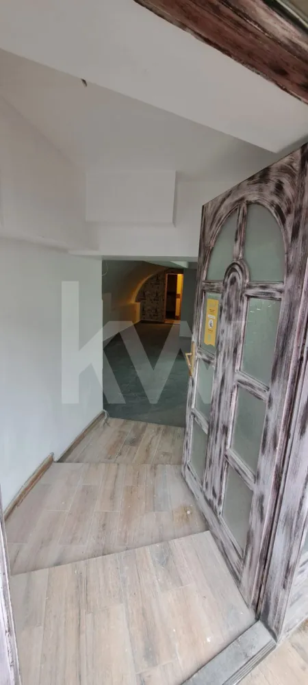 Spatiu comercial ultracentral, curte si loc de parcare - Spatiu comercial ultracentral, curte si loc de parcare

OPORTUNITATE DE INVESTIȚIE:  Spațiu comercial ultracentral – Ready to Use
Vă prezentăm spre vânzare o proprietate comercială strategică, situată într-o zonă cu trafic intens și cerere ridicată, ideală pentru business-uri care necesită vizibilitate și prestigiu.
 Caracteristici Principale:
Suprafață Utilă: 55,1 mp, compartimentat inteligent pentru eficiență maximă.
Configurație: 3 încăperi distincte ,2 spatii de lucru , unul pentru depozitare și 2 grupuri sanitare.
Stare: Proaspăt renovat, cu dotări moderne, gata pentru începerea activității fără investiții suplimentare.Facilități Rare în Zonă:
Spre deosebire de majoritatea spațiilor centrale, această proprietate dispune de:
Loc de parcare propriu (esențial pentru clienți sau management),curte proprie.
 De ce să investești aici?
Versatilitate: Compartimentarea permite adaptarea rapidă pentru diverse domenii.
Locație Premium: Zona ultracentrală garantează o cotă de piață stabilă și o apreciere constantă a valorii activului.
Eficiență: Fiind recent renovat, costurile de întreținere și punere în funcțiune sunt minime.
 Locație: Ultracentral (Zonă cu mare căutare)
Suprafață: 55,1 mp util
 Dotări: Parcare + Curte + Proaspăt renovat
Pret 95.000 eur , negociabil.
Ești gata să îți muți afacerea într-o locație de top? Contactează-ne pentru detalii tehnice și programarea unei vizionări!
