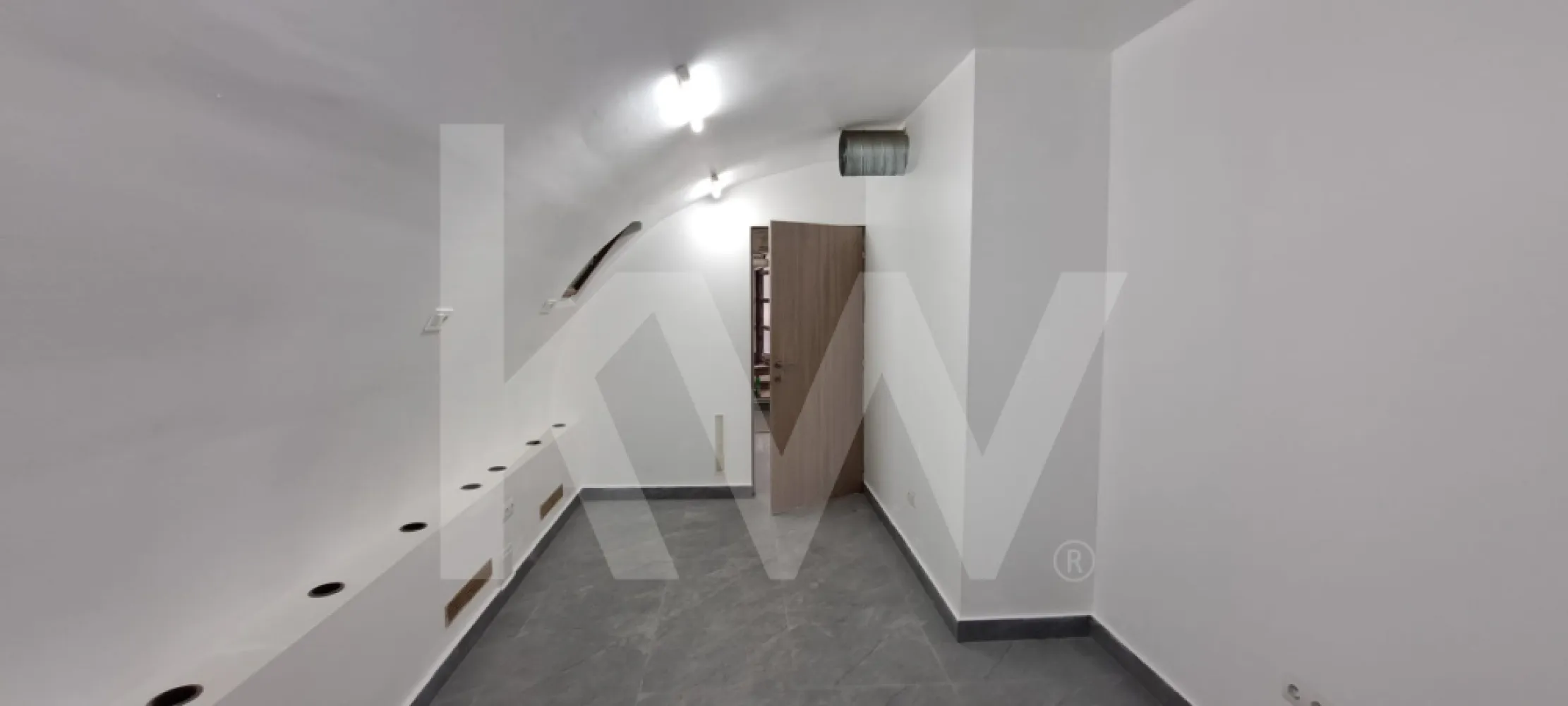 Spatiu comercial ultracentral, curte si loc de parcare - Spatiu comercial ultracentral, curte si loc de parcare

OPORTUNITATE DE INVESTIȚIE:  Spațiu comercial ultracentral – Ready to Use
Vă prezentăm spre vânzare o proprietate comercială strategică, situată într-o zonă cu trafic intens și cerere ridicată, ideală pentru business-uri care necesită vizibilitate și prestigiu.
 Caracteristici Principale:
Suprafață Utilă: 55,1 mp, compartimentat inteligent pentru eficiență maximă.
Configurație: 3 încăperi distincte ,2 spatii de lucru , unul pentru depozitare și 2 grupuri sanitare.
Stare: Proaspăt renovat, cu dotări moderne, gata pentru începerea activității fără investiții suplimentare.Facilități Rare în Zonă:
Spre deosebire de majoritatea spațiilor centrale, această proprietate dispune de:
Loc de parcare propriu (esențial pentru clienți sau management),curte proprie.
 De ce să investești aici?
Versatilitate: Compartimentarea permite adaptarea rapidă pentru diverse domenii.
Locație Premium: Zona ultracentrală garantează o cotă de piață stabilă și o apreciere constantă a valorii activului.
Eficiență: Fiind recent renovat, costurile de întreținere și punere în funcțiune sunt minime.
 Locație: Ultracentral (Zonă cu mare căutare)
Suprafață: 55,1 mp util
 Dotări: Parcare + Curte + Proaspăt renovat
Pret 95.000 eur , negociabil.
Ești gata să îți muți afacerea într-o locație de top? Contactează-ne pentru detalii tehnice și programarea unei vizionări!
