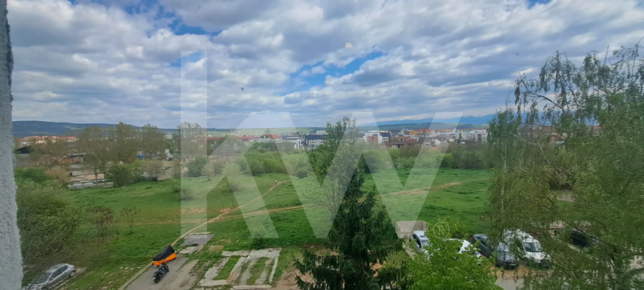Apartament 2 camere , decomandate , bucatarie separata , balcon logie - Apartament 2 Camere, Decomandat & Ultra-Liniștit

 Îți prezentăm un apartament cu 2 camere situat la un etaj intermediar, unde liniștea este la ea acasă, iar verdeața din jur devine propriul tău parc privat.

Compartimentare Inteligentă: Design-ul decomandat separă clar zona de zi (perfectă pentru socializare) de zona de odihnă, oferindu-ți intimitatea de care ai nevoie.

 O bucătărie separata, extinsă inteligent în balconul închis cu termopan. Este locul ideal unde poți savura cafeaua dimineața în timp ce admiri panorama superbă spre munți.

Gata de Mutare: Apartamentul se vinde complet mobilat și utilat.

Locație Premium: Situat într-o zonă aerisită, înconjurat de multă vegetație, departe de zgomotul arterelor principale, dar aproape de tot ce contează.

 O Investiție Sigură
Fie că dorești să îl transformi în rezidența ta călduroasă, fie că urmărești o investiție cu randament garantat (ideal pentru închiriere pe termen lung sau regim hotelier datorită vederii), acest apartament bifează toate criteriile succesului imobiliar.

 Detalii pe scurt:
Tip: Decomandat (separare zona zi/noapte)

Etaj: Intermediar (confort termic optim)

Dotări: Geamuri termopan, bucătărie extinsă, complet utilat.

Bonus: Vedere panoramică neobstrucționată spre munți.

Nu rata ocazia de a locui acolo unde alții vin doar în vacanță!

 Contactează-ne astăzi pentru o vizionare și lasă-te cucerit de priveliște!