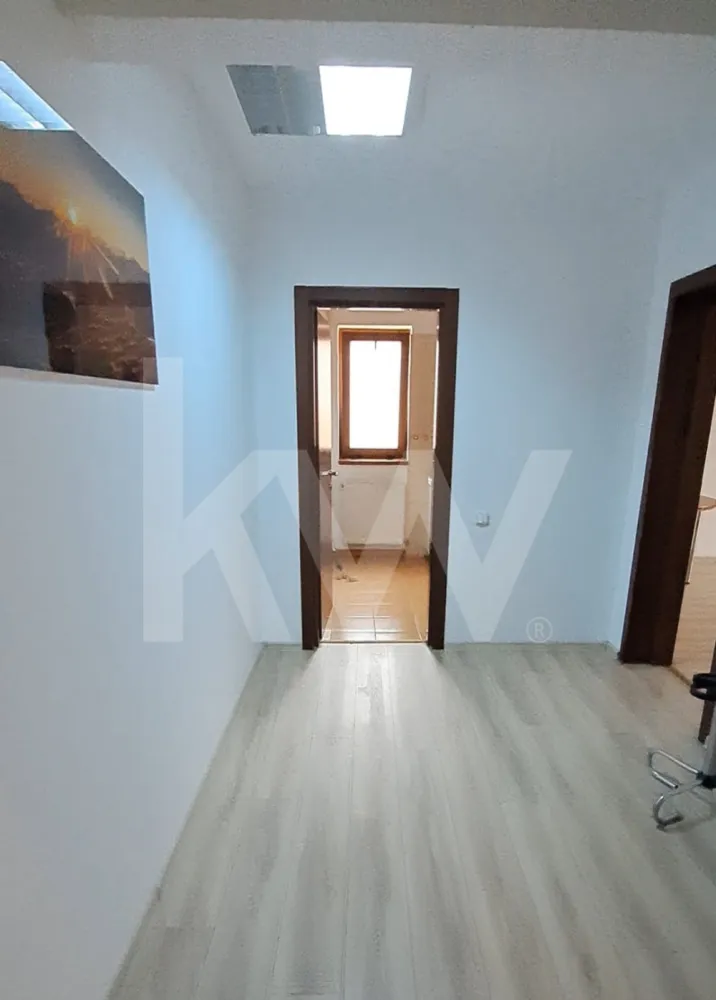Spatiu de birouri , ultracentral , 90mp , 2 camere, hol, 1 baie. - Spatiu de inchiriat ultracentral
Ultracentral/ 90mp/Potential maxim
Locatie de top.Ultracentral, accesibil si vizubil, in zona de bussinesa Sibiului
Etaj 3/3, Spatiu generos, hol spatios , 2 camere mari, decomandate , pregatite pentru orice viziune, baie , internet , aer conditionat , lumina naturala pentru un boost de energie , zilnic !
Potrivit pentru birouri , studiouri, locuinta , bussines .
Contacteaza ma pentru o vizionare , locurile bune se ocupa repede.

#inchirierespatiu#ultracentral#ocazie#
.

