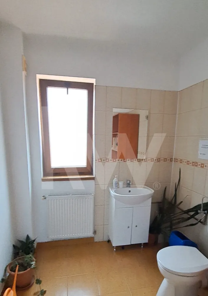 Spatiu de birouri , ultracentral , 90mp , 2 camere, hol, 1 baie. - Spatiu de inchiriat ultracentral
Ultracentral/ 90mp/Potential maxim
Locatie de top.Ultracentral, accesibil si vizubil, in zona de bussinesa Sibiului
Etaj 3/3, Spatiu generos, hol spatios , 2 camere mari, decomandate , pregatite pentru orice viziune, baie , internet , aer conditionat , lumina naturala pentru un boost de energie , zilnic !
Potrivit pentru birouri , studiouri, locuinta , bussines .
Contacteaza ma pentru o vizionare , locurile bune se ocupa repede.

#inchirierespatiu#ultracentral#ocazie#
.

