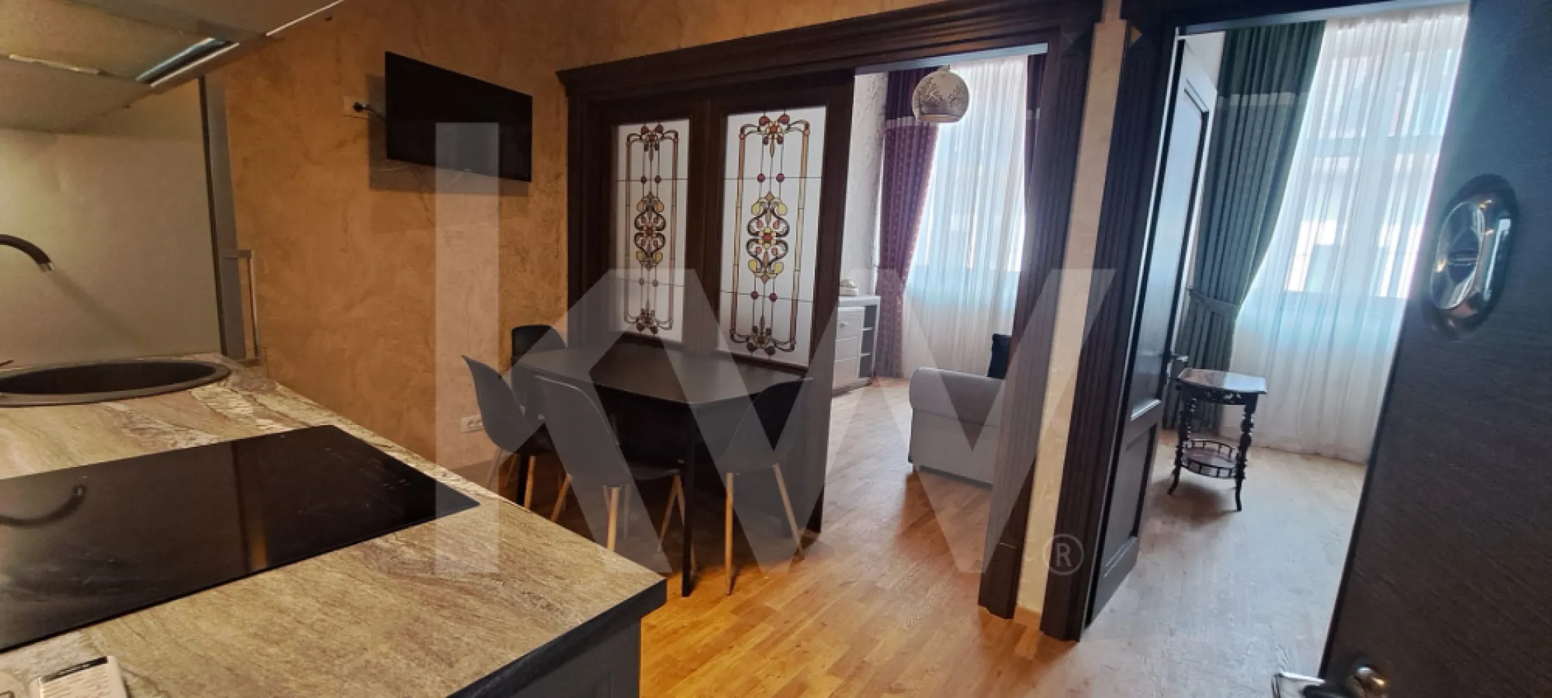 Apartament premium ultracentral , cu design interbelic și tehnologie modernă - Apartament 2 camere , situat la etajul 1 , intr un imobil renovat in 2025

Vă prezentăm o proprietate deosebită, definită prin eleganță și o volumetrie impresionantă, având o înălțime a camerelor de 3,80 m.
 Cu o suprafață de aproximativ 55 mp , acest apartament îmbină farmecul clasic cu eficiența tehnologică de ultimă generație.
 Confortul climatic este asigurat de un sistem de încălzire în pardoseală cu control digital individual pentru fiecare încăpere.
Apartamentul a fost amenajat cu o atenție meticuloasă la detalii, utilizând materiale de înaltă calitate, finisaje și dotări de lux.
Element de design unic  - o ușă triplă spectaculoasă din lemn de stejar cu vitralii, care permite transformarea bucătăriei într-un spațiu open-space.
Bucătărie  complet utilată cu electrocasnice din gama de vârf  și TV Smart .
Living: Un spațiu versatil și primitor, cu canapea extensibilă și iluminat ambiental.
Dormitor: Sanctuar de relaxare dotat cu pat matrimonial, saltea și dressing generos.
Baie: Echipată pentru răsfăț maxim cu duș tip jacuzzi,  și coloană de spălare/uscare ,gama  premium..
Proprietatea include și o pivniță, oferind un plus de spațiu pentru depozitare.
Acest apartament reprezintă alegerea ideală pentru un cumpărător sofisticat, care apreciază calitatea materialelor și un stil de viață modern într-un cadru arhitectural generos.
Nu ezita sa suni pentru o vizionare.
