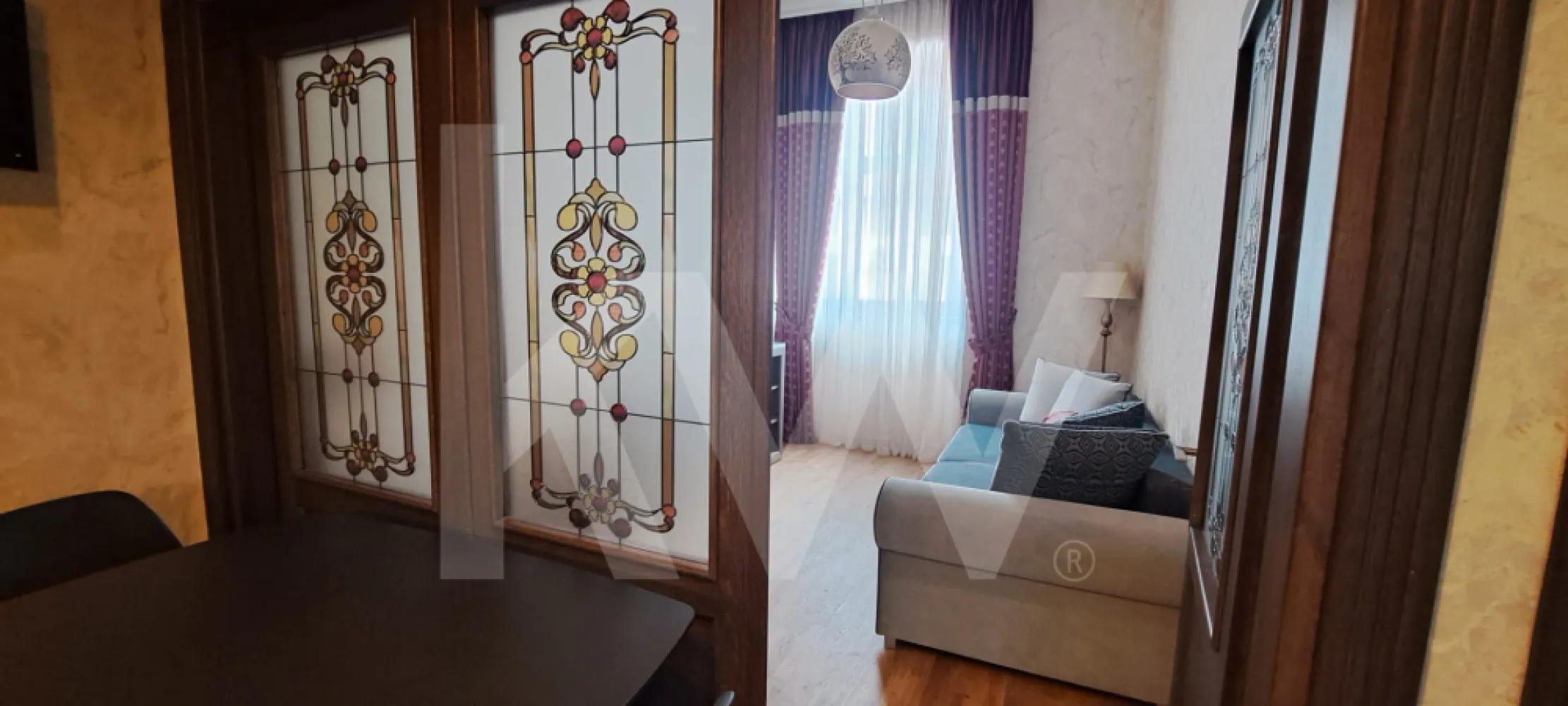 Apartament premium ultracentral , cu design interbelic și tehnologie modernă - Apartament 2 camere , situat la etajul 1 , intr un imobil renovat in 2025

Vă prezentăm o proprietate deosebită, definită prin eleganță și o volumetrie impresionantă, având o înălțime a camerelor de 3,80 m.
 Cu o suprafață de aproximativ 55 mp , acest apartament îmbină farmecul clasic cu eficiența tehnologică de ultimă generație.
 Confortul climatic este asigurat de un sistem de încălzire în pardoseală cu control digital individual pentru fiecare încăpere.
Apartamentul a fost amenajat cu o atenție meticuloasă la detalii, utilizând materiale de înaltă calitate, finisaje și dotări de lux.
Element de design unic  - o ușă triplă spectaculoasă din lemn de stejar cu vitralii, care permite transformarea bucătăriei într-un spațiu open-space.
Bucătărie  complet utilată cu electrocasnice din gama de vârf  și TV Smart .
Living: Un spațiu versatil și primitor, cu canapea extensibilă și iluminat ambiental.
Dormitor: Sanctuar de relaxare dotat cu pat matrimonial, saltea și dressing generos.
Baie: Echipată pentru răsfăț maxim cu duș tip jacuzzi,  și coloană de spălare/uscare ,gama  premium..
Proprietatea include și o pivniță, oferind un plus de spațiu pentru depozitare.
Acest apartament reprezintă alegerea ideală pentru un cumpărător sofisticat, care apreciază calitatea materialelor și un stil de viață modern într-un cadru arhitectural generos.
Nu ezita sa suni pentru o vizionare.
