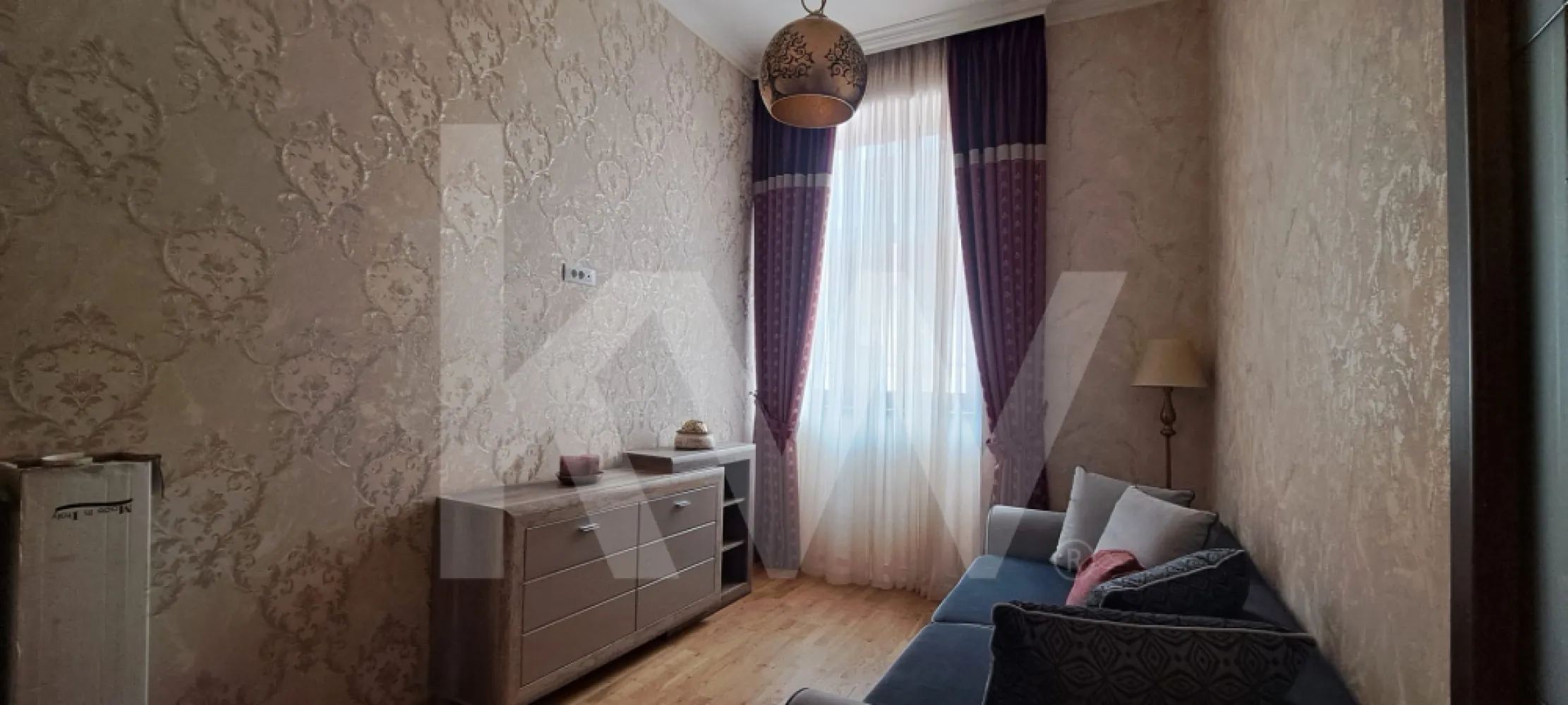 Apartament premium ultracentral , cu design interbelic și tehnologie modernă - Apartament 2 camere , situat la etajul 1 , intr un imobil renovat in 2025

Vă prezentăm o proprietate deosebită, definită prin eleganță și o volumetrie impresionantă, având o înălțime a camerelor de 3,80 m.
 Cu o suprafață de aproximativ 55 mp , acest apartament îmbină farmecul clasic cu eficiența tehnologică de ultimă generație.
 Confortul climatic este asigurat de un sistem de încălzire în pardoseală cu control digital individual pentru fiecare încăpere.
Apartamentul a fost amenajat cu o atenție meticuloasă la detalii, utilizând materiale de înaltă calitate, finisaje și dotări de lux.
Element de design unic  - o ușă triplă spectaculoasă din lemn de stejar cu vitralii, care permite transformarea bucătăriei într-un spațiu open-space.
Bucătărie  complet utilată cu electrocasnice din gama de vârf  și TV Smart .
Living: Un spațiu versatil și primitor, cu canapea extensibilă și iluminat ambiental.
Dormitor: Sanctuar de relaxare dotat cu pat matrimonial, saltea și dressing generos.
Baie: Echipată pentru răsfăț maxim cu duș tip jacuzzi,  și coloană de spălare/uscare ,gama  premium..
Proprietatea include și o pivniță, oferind un plus de spațiu pentru depozitare.
Acest apartament reprezintă alegerea ideală pentru un cumpărător sofisticat, care apreciază calitatea materialelor și un stil de viață modern într-un cadru arhitectural generos.
Nu ezita sa suni pentru o vizionare.
