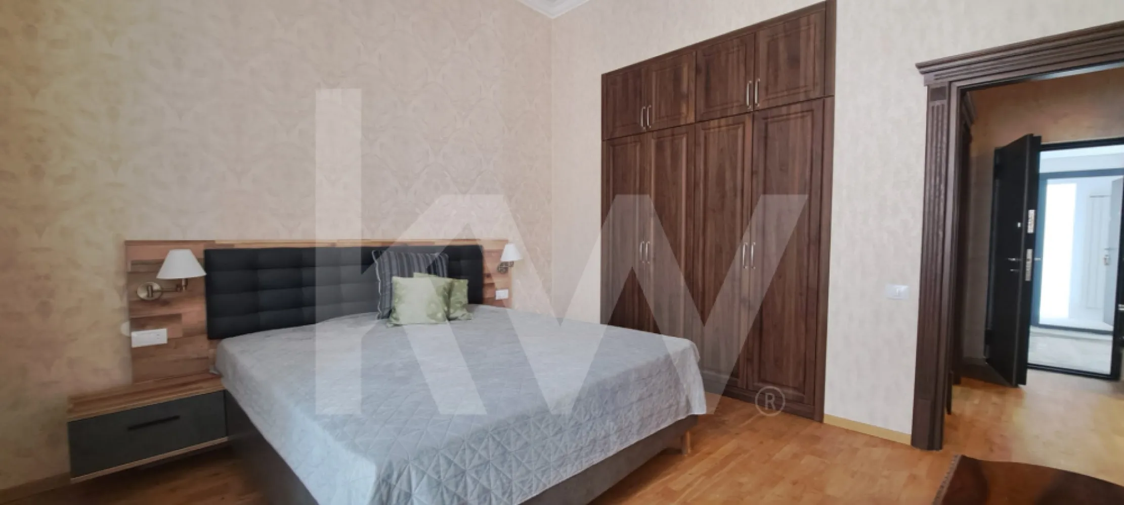 Apartament premium ultracentral , cu design interbelic și tehnologie modernă - Apartament 2 camere , situat la etajul 1 , intr un imobil renovat in 2025

Vă prezentăm o proprietate deosebită, definită prin eleganță și o volumetrie impresionantă, având o înălțime a camerelor de 3,80 m.
 Cu o suprafață de aproximativ 55 mp , acest apartament îmbină farmecul clasic cu eficiența tehnologică de ultimă generație.
 Confortul climatic este asigurat de un sistem de încălzire în pardoseală cu control digital individual pentru fiecare încăpere.
Apartamentul a fost amenajat cu o atenție meticuloasă la detalii, utilizând materiale de înaltă calitate, finisaje și dotări de lux.
Element de design unic  - o ușă triplă spectaculoasă din lemn de stejar cu vitralii, care permite transformarea bucătăriei într-un spațiu open-space.
Bucătărie  complet utilată cu electrocasnice din gama de vârf  și TV Smart .
Living: Un spațiu versatil și primitor, cu canapea extensibilă și iluminat ambiental.
Dormitor: Sanctuar de relaxare dotat cu pat matrimonial, saltea și dressing generos.
Baie: Echipată pentru răsfăț maxim cu duș tip jacuzzi,  și coloană de spălare/uscare ,gama  premium..
Proprietatea include și o pivniță, oferind un plus de spațiu pentru depozitare.
Acest apartament reprezintă alegerea ideală pentru un cumpărător sofisticat, care apreciază calitatea materialelor și un stil de viață modern într-un cadru arhitectural generos.
Nu ezita sa suni pentru o vizionare.
