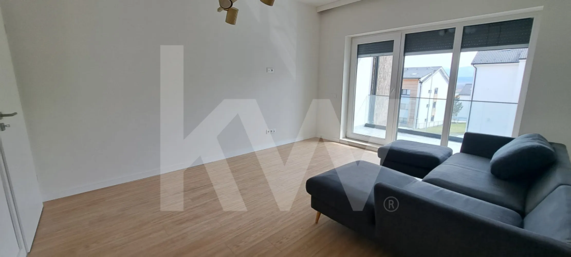 Apartament 2 camere , decomandate, etaj 1 - .Apartament 2 Camere | Finisaje Premium | Balcon Sud | 

Căutați un cămin unde liniștea se îmbină cu rafinamentul? Vă prezentăm spre vânzare un apartament cu 2 camere, situat într-o zonă rezidențială nouă, departe de zgomotul și  traficului urban.

🏠 Compartimentare Inteligentă & Versatilă
Apartamentul este situat la Etajul 1, are o structură decomandată și oferă flexibilitate totală:
suprafata utila 51 mp , incalzire in pardoseala .
Bucătărie separată: Ideală pentru cei care gătesc și doresc să izoleze mirosurile/zgomotul.

Opțiune Open-Space: Structura permite modificarea ușoară pentru a crea un living generos cu bucătărie integrată, adaptându-se stilului tău de viață.

☀️ Confort și Lumină
Punctul forte al locuinței este balconul generos orientat spre Sud. Acest lucru garantează lumină naturală pe tot parcursul zilei și un spațiu perfect pentru relaxare în aer liber.

✅ Dotări și Finisaje:
Predare la cheie: Totul este nou, gata să primească primele piese de mobilier.

Finisaje Premium: Materiale de înaltă calitate alese cu grijă pentru un aspect modern și durabilitate.

Nemobilat: O pânză albă pe care o poți decora exact după gustul tău.

📍 De ce să alegi această proprietate?
Liniște deplină: Localizat într-o zonă ferită de arterele principale aglomerate.

Eficiență termică: Fiind o construcție nouă și orientată spre sud, costurile de întreținere sunt optimizate.

Investiție sigură: Zona este în plină dezvoltare, ceea ce asigură o creștere a valorii în timp.
Pret 112.000 eur ,negociabil .

📞 Nu rata ocazia de a-ți programa o vizionare!

