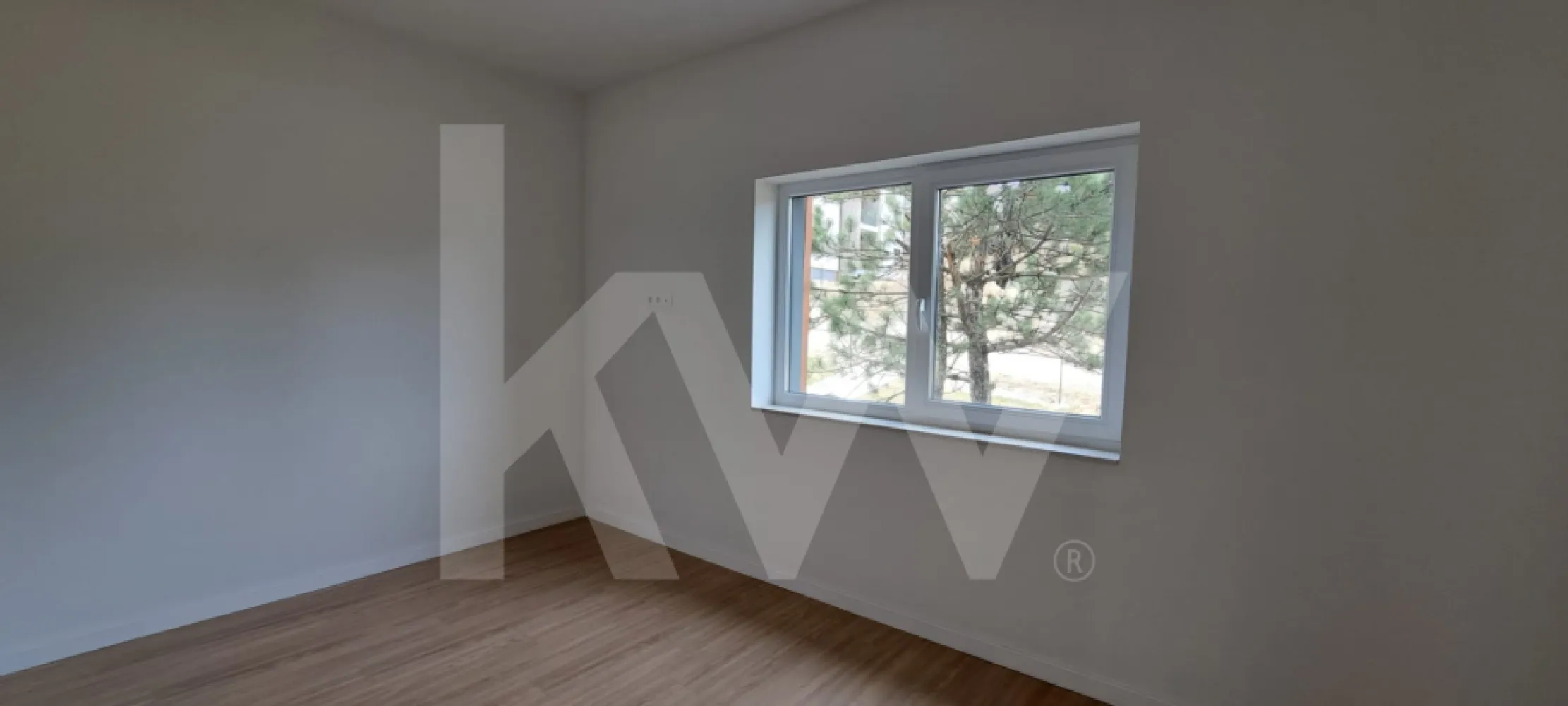 Apartament 2 camere , decomandate, etaj 1 - .Apartament 2 Camere | Finisaje Premium | Balcon Sud | 

Căutați un cămin unde liniștea se îmbină cu rafinamentul? Vă prezentăm spre vânzare un apartament cu 2 camere, situat într-o zonă rezidențială nouă, departe de zgomotul și  traficului urban.

🏠 Compartimentare Inteligentă & Versatilă
Apartamentul este situat la Etajul 1, are o structură decomandată și oferă flexibilitate totală:
suprafata utila 51 mp , incalzire in pardoseala .
Bucătărie separată: Ideală pentru cei care gătesc și doresc să izoleze mirosurile/zgomotul.

Opțiune Open-Space: Structura permite modificarea ușoară pentru a crea un living generos cu bucătărie integrată, adaptându-se stilului tău de viață.

☀️ Confort și Lumină
Punctul forte al locuinței este balconul generos orientat spre Sud. Acest lucru garantează lumină naturală pe tot parcursul zilei și un spațiu perfect pentru relaxare în aer liber.

✅ Dotări și Finisaje:
Predare la cheie: Totul este nou, gata să primească primele piese de mobilier.

Finisaje Premium: Materiale de înaltă calitate alese cu grijă pentru un aspect modern și durabilitate.

Nemobilat: O pânză albă pe care o poți decora exact după gustul tău.

📍 De ce să alegi această proprietate?
Liniște deplină: Localizat într-o zonă ferită de arterele principale aglomerate.

Eficiență termică: Fiind o construcție nouă și orientată spre sud, costurile de întreținere sunt optimizate.

Investiție sigură: Zona este în plină dezvoltare, ceea ce asigură o creștere a valorii în timp.
Pret 112.000 eur ,negociabil .

📞 Nu rata ocazia de a-ți programa o vizionare!
