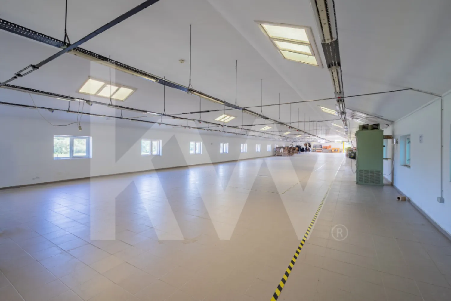 Hală industrială depozitare productie 826mp Sebeș - Se oferă spre vânzare hală industrială, situatv în localitatea Rahău–Sebeș, județul Alba, la doar 4 km de accesul la Autostrada A1 (Sebes–Deva) și la 8 km de nodul rutier spre Sibiu–București. 
Proprietatea beneficiază de o amplasare excelentă din punct de vedere logistic, ideală pentru activități industriale, de producție sau depozitare.

Teren: 3255 mp, cu hală de producție de 911 mp suprafață construită, din care 826mp suprafață utilă.

Hala sunt în stare bună de funcționare, dotată cu spații de depozitare, producție, vestiare, grupuri sanitare, birouri.
Intregul complex de hale dispune de post trafo (curent trifazic) de 130 KwA repartzat pentru fiecare hala in parte, oferind autonomie energetică și potențial de dezvoltare pentru diverse tipuri de activități (cu posibilitate de suplimentare) .

Datorită amplasării și infrastructurii existente, proprietatea se pretează excelent pentru activități de producție ușoară, centre logistice pentru depozitare usoara pe orizontala, conversie în unități locative pentru angajați sau alte funcțiuni similare.

Oportunitate ideală în zona industrială Rahău–Sebeș!
Contactați-ne pentru detalii suplimentare, documentație completă și programarea unei vizionări.