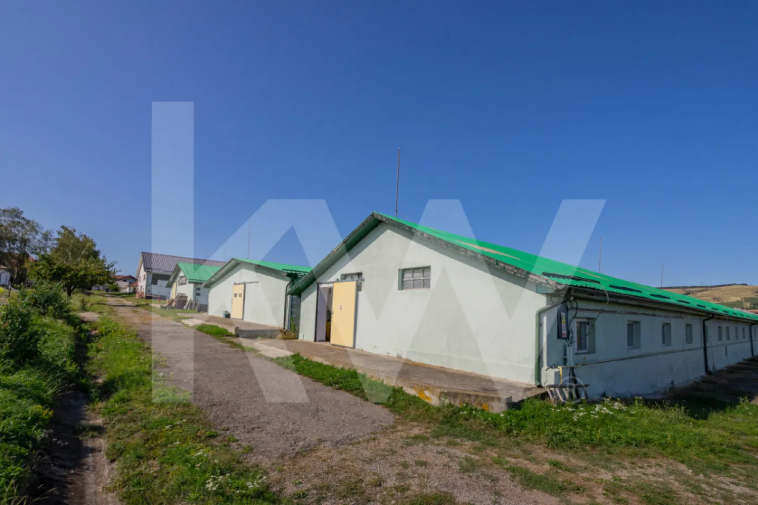 Hală industrială depozitare productie 826mp Sebeș - Se oferă spre vânzare hală industrială, situatv în localitatea Rahău–Sebeș, județul Alba, la doar 4 km de accesul la Autostrada A1 (Sebes–Deva) și la 8 km de nodul rutier spre Sibiu–București. 
Proprietatea beneficiază de o amplasare excelentă din punct de vedere logistic, ideală pentru activități industriale, de producție sau depozitare.

Teren: 3255 mp, cu hală de producție de 911 mp suprafață construită, din care 826mp suprafață utilă.

Hala sunt în stare bună de funcționare, dotată cu spații de depozitare, producție, vestiare, grupuri sanitare, birouri.
Intregul complex de hale dispune de post trafo (curent trifazic) de 130 KwA repartzat pentru fiecare hala in parte, oferind autonomie energetică și potențial de dezvoltare pentru diverse tipuri de activități (cu posibilitate de suplimentare) .

Datorită amplasării și infrastructurii existente, proprietatea se pretează excelent pentru activități de producție ușoară, centre logistice pentru depozitare usoara pe orizontala, conversie în unități locative pentru angajați sau alte funcțiuni similare.

Oportunitate ideală în zona industrială Rahău–Sebeș!
Contactați-ne pentru detalii suplimentare, documentație completă și programarea unei vizionări.