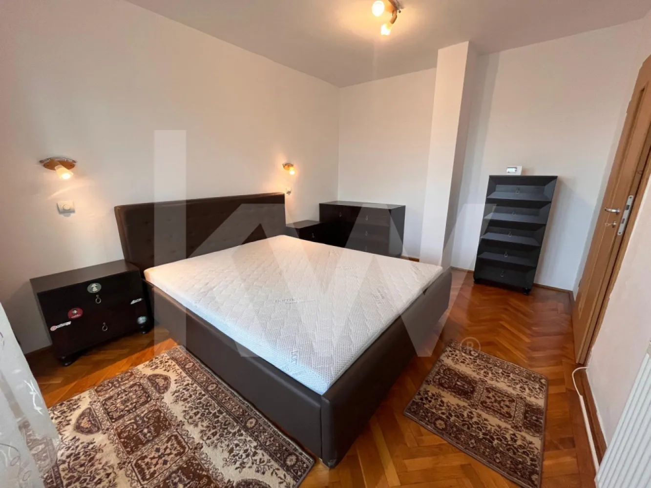 Apartament 4 camere, Strand Sibiu - 0% comision - Vă oferim spre închiriere un apartament generos cu 4 camere, având o suprafață utilă de 90 mp și 0% comision pentru chiriași, situat la etajul 3 al unui imobil cu 4 niveluri. Locuința este amplasată în cartierul Ștrand, una dintre cele mai căutate zone din Sibiu, oferind echilibrul perfect între liniște și accesibilitate.

Localizare și Facilități
Poziționare strategică: Situat la o distanță de doar 5 minute de mers pe jos de Liceul Teoretic „Onisifor Ghibu”.
Confort urban: Poziționarea centrală permite accesul facil la toate facilitățile necesare: magazine, instituții de învățământ, farmacii și stații de transport în comun.
Spațiu: Suprafața de 90 mp asigură un confort sporit, fiind ideală pentru o familie care are nevoie de compartimentare eficientă.
Condiții de închiriere
Se caută chiriași pe termen lung, care să dea dovadă de responsabilitate și seriozitate. Condițiile contractuale sunt următoarele:

Durată contract: Minimum 12 luni.
Garanție: Se percepe contravaloarea a 2 chirii lunare drept garanție.
Animale de companie: Nu se acceptă animale de companie.
Cerințe: Se solicită și se oferă seriozitate maximă.

Contactează-mă acum pentru a programa o vizionare!