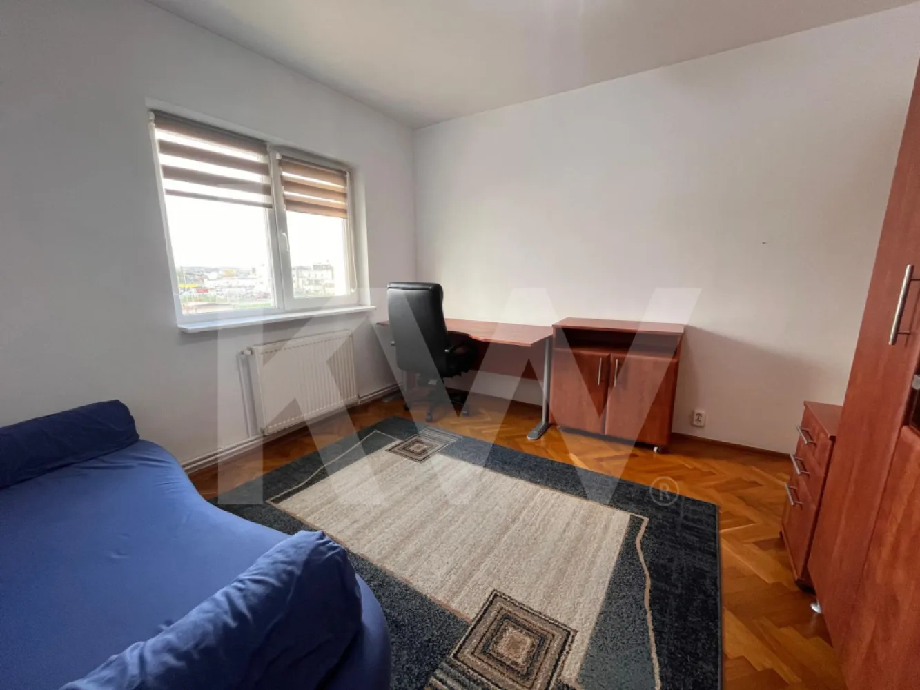 Apartament 4 camere, Strand Sibiu - 0% comision - Vă oferim spre închiriere un apartament generos cu 4 camere, având o suprafață utilă de 90 mp și 0% comision pentru chiriași, situat la etajul 3 al unui imobil cu 4 niveluri. Locuința este amplasată în cartierul Ștrand, una dintre cele mai căutate zone din Sibiu, oferind echilibrul perfect între liniște și accesibilitate.

Localizare și Facilități
Poziționare strategică: Situat la o distanță de doar 5 minute de mers pe jos de Liceul Teoretic „Onisifor Ghibu”.
Confort urban: Poziționarea centrală permite accesul facil la toate facilitățile necesare: magazine, instituții de învățământ, farmacii și stații de transport în comun.
Spațiu: Suprafața de 90 mp asigură un confort sporit, fiind ideală pentru o familie care are nevoie de compartimentare eficientă.
Condiții de închiriere
Se caută chiriași pe termen lung, care să dea dovadă de responsabilitate și seriozitate. Condițiile contractuale sunt următoarele:

Durată contract: Minimum 12 luni.
Garanție: Se percepe contravaloarea a 2 chirii lunare drept garanție.
Animale de companie: Nu se acceptă animale de companie.
Cerințe: Se solicită și se oferă seriozitate maximă.

Contactează-mă acum pentru a programa o vizionare!
