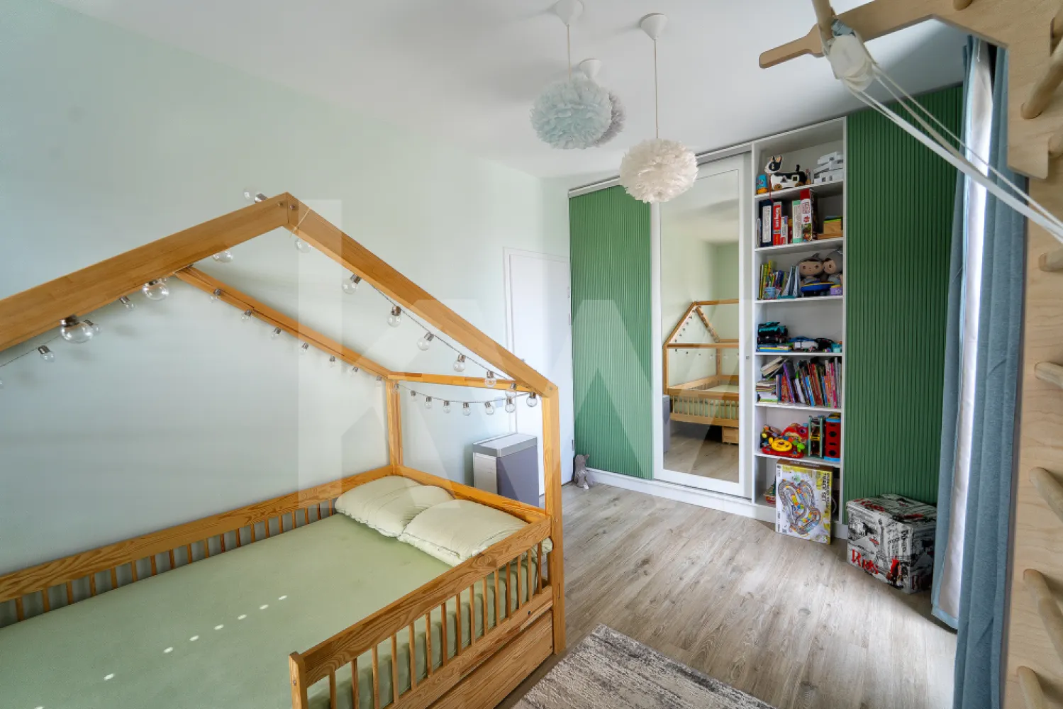 Penthouse smart în Sibiu - etaj retras, terasă generoasă - Dacă îți dorești un apartament diferit de tot ce ai văzut până acum, acest penthouse merită atenția ta.
Penthouse smart deosebit, situat la etaj retras, în zona Turnișor, strada Ogorului, bloc C4, ce oferă un mix rar între confort, tehnologie și design modern.
Proprietatea are o suprafață utilă de 59 mp și beneficiază de o terasă generoasă de 37 mp, amenajată pentru relaxare, cu sistem de irigare smart, zonă de grătar și spațiu pentru dining, oferind o priveliște panoramică asupra împrejurimilor.
Compartimentarea este eficientă și bine gândită: living luminos cu bucătărie open space, două dormitoare (dormitor matrimonial și cameră pentru copil) și baie complet echipată. Interiorul este amenajat cu atenție la detalii, folosind materiale premium și mobilier realizat pe comandă.
Bucătăria este complet utilată cu electrocasnice Miele și dispune de mobilier cu sistem soft-close, optimizat pentru spațiu și funcționalitate, inclusiv insulă cu blat din compozit. Zona de zi este elegant decorată, într-un stil modern, cu finisaje de calitate superioară.
Întregul apartament este smart, oferind control pentru rulouri, draperii, iluminat și baie. Sistemele integrate includ recuperatoare de căldură în fiecare cameră, contribuind la un confort termic ridicat și eficiență energetică.
Baia este echipată la standarde premium: chiuvetă dublă, baterii din metal anodizat, oglinzi realizate pe comandă, cabină de duș Redaway și vas de toaletă smart, cu funcții automate.
Dormitorul matrimonial este amenajat cu mobilier realizat pe comandă, în tonuri neutre, și include pat din lemn masiv, oferind un ambient relaxant și confortabil. Camera copilului este, de asemenea, optimizată funcțional și estetic.
Un alt avantaj important îl reprezintă ușile interioare cu proprietăți fonoizolante, care asigură un plus de liniște și intimitate.
Această proprietate se adresează celor care își doresc un stil de viață modern, într-un spațiu bine optimizat, complet mobilat și echipat, fără compromisuri în ceea ce privește calitatea sau confortul. Intregul sistem smart este controlat din telefon. 
Dacă această proprietate se potrivește cu ceea ce căutați, vă invit să programăm o vizionare și să descoperiți personal toate detaliile care o fac specială.
