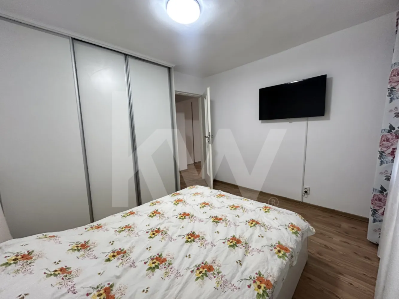 Apartament 3 camere - spațios la parter, ideal locuință sau investiție - Vă propunem spre vânzare un apartament situat la parter, cu o suprafață utilă de 66 mp, bine compartimentat și foarte practic.

Apartamentul este compus din:
	•	3 camere luminoase ( două dormitoare și un living
	•	Bucătărie separată 
	•       2 băi 
	•	Hol generos care asigură o bună circulație între încăperi
	•	Pivniță de 7,9 mp, ideală pentru depozitare

Compartimentarea este eficientă, cu acces facil din hol către majoritatea încăperilor, ceea ce oferă confort și intimitate. Apartamentul beneficiază de camere bine proporționate și spații de depozitare utile.

Poziționarea la parter îl face potrivit atât pentru locuință, cât și pentru birou, cabinet sau investiție în vederea închirierii.

📍 Cartierul Terezian este o zonă bine dezvoltată a Sibiului, cu infrastructură completă: școli, grădinițe, supermarketuri, farmacii, magazine și acces facil la transportul public. Cartierul oferă un echilibru foarte bun între viațan urbană și confortul rezidențial, fiind potrivit atât pentru familii, cât și pentru investiție.

Ideal pentru familii, persoane în vârstă sau pentru activități comerciale ușoare.

Pentru mai multe detalii sau programarea unei vizionări, nu ezitați să ne contactați!
