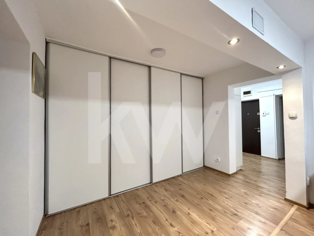 Apartament 3 camere - spațios la parter, ideal locuință sau investiție - Vă propunem spre vânzare un apartament situat la parter, cu o suprafață utilă de 66 mp, bine compartimentat și foarte practic.

Apartamentul este compus din:
	•	3 camere luminoase ( două dormitoare și un living
	•	Bucătărie separată 
	•       2 băi 
	•	Hol generos care asigură o bună circulație între încăperi
	•	Pivniță de 7,9 mp, ideală pentru depozitare

Compartimentarea este eficientă, cu acces facil din hol către majoritatea încăperilor, ceea ce oferă confort și intimitate. Apartamentul beneficiază de camere bine proporționate și spații de depozitare utile.

Poziționarea la parter îl face potrivit atât pentru locuință, cât și pentru birou, cabinet sau investiție în vederea închirierii.

📍 Cartierul Terezian este o zonă bine dezvoltată a Sibiului, cu infrastructură completă: școli, grădinițe, supermarketuri, farmacii, magazine și acces facil la transportul public. Cartierul oferă un echilibru foarte bun între viațan urbană și confortul rezidențial, fiind potrivit atât pentru familii, cât și pentru investiție.

Ideal pentru familii, persoane în vârstă sau pentru activități comerciale ușoare.

Pentru mai multe detalii sau programarea unei vizionări, nu ezitați să ne contactați!
