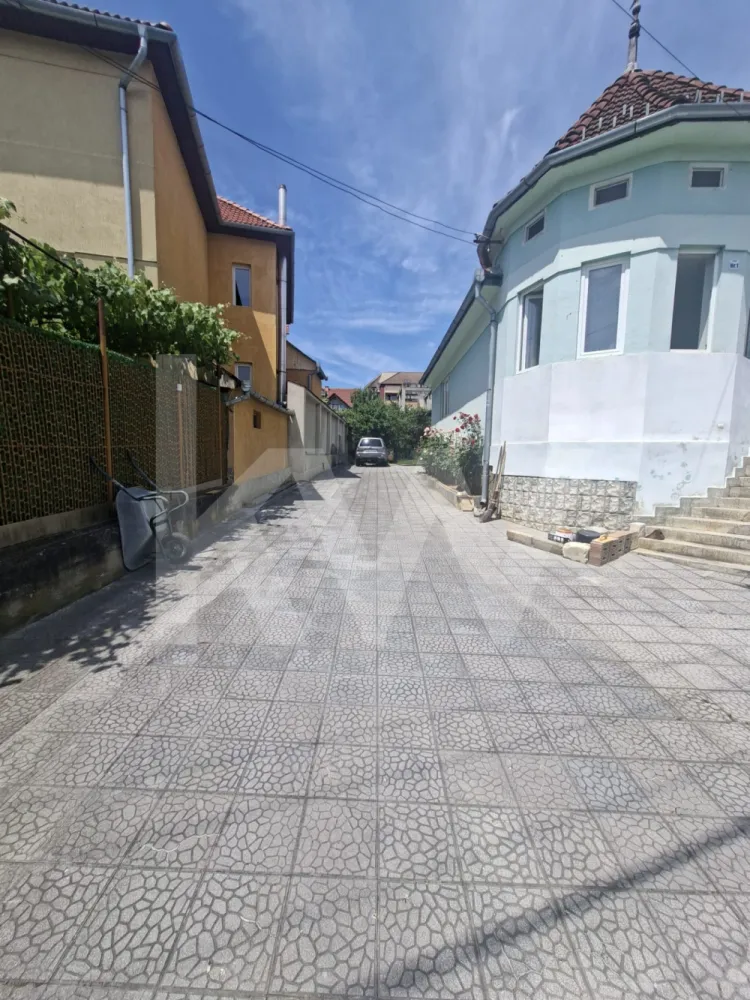 CASA DE INCHIRIAT 1000euro STR IEZER - Casă de Închiriat | Strada Iazului, Sibiu
Descoperiți confortul unei locuințe spațioase, situată într-o zonă liniștită și accesibilă din Sibiu, ideală pentru familii sau persoane care își doresc mai mult spațiu și intimitate.
Locație: Strada Iazului, Sibiu
 Suprafață: 130 mp
 Preț: 1.000 Euro/lună
 Garanție: echivalentul unei chirii
Compartimentare:
 3 camere
1 Bucătărie
2 băi
Terasă închisă
 Curte proprie
 Casa se află în prezent în renovare interioară, urmând să fie disponibilă pentru închiriere începând cu luna septembrie. Viitorii chiriași se vor bucura de un spațiu modernizat și pregătit pentru mutare.
 Proprietatea oferă un echilibru excelent între confortul interior și beneficiile unei curți proprii, fiind potrivită pentru cei care caută liniște și funcționalitate.
Pentru informații suplimentare sau pentru programarea unei vizionări, nu ezitați să ne contactați!