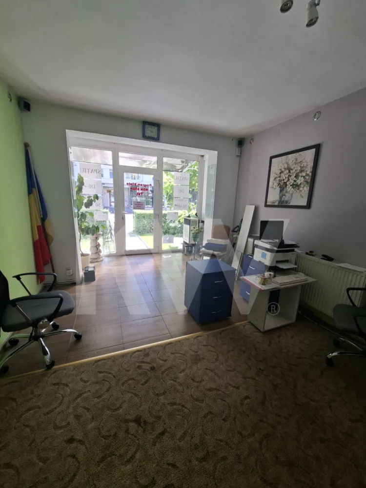 SPATIU COMERCIAL DE INCHIRIAT Bd VASILE MILEA 1600euro - Spațiu Comercial de Închiriat – Bulevardul Vasile Milea, Sibiu 1600euro
Oportunitate excelentă pentru dezvoltarea afacerii dumneavoastră într-o zonă cu vizibilitate foarte bună și acces facil!
 Locație: Bulevardul Vasile Milea, Sibiu📐 Suprafață utilă: 100 mp Chirie: 1.600 Euro/lună Garanție: echivalentul unei chirii
Compartimentare:6 încăperi, 2 băi, Intrare directă din stradă. Vitrină stradală cu expunere excelentă
Destinații recomandate: Farmacie, Birouri și sediu firmă Agenție, servicii ,Magazin de prezentare și vânzare ,Cabinet sau alte activități comerciale,Salon infrumusetare
Spațiul beneficiază de o poziționare strategică, oferind vizibilitate ridicată și acces facil pentru clienți.
 Pentru informații suplimentare și programarea unei vizionări, vă rugăm să ne contactați în privat sau la numărul de telefon afișat.