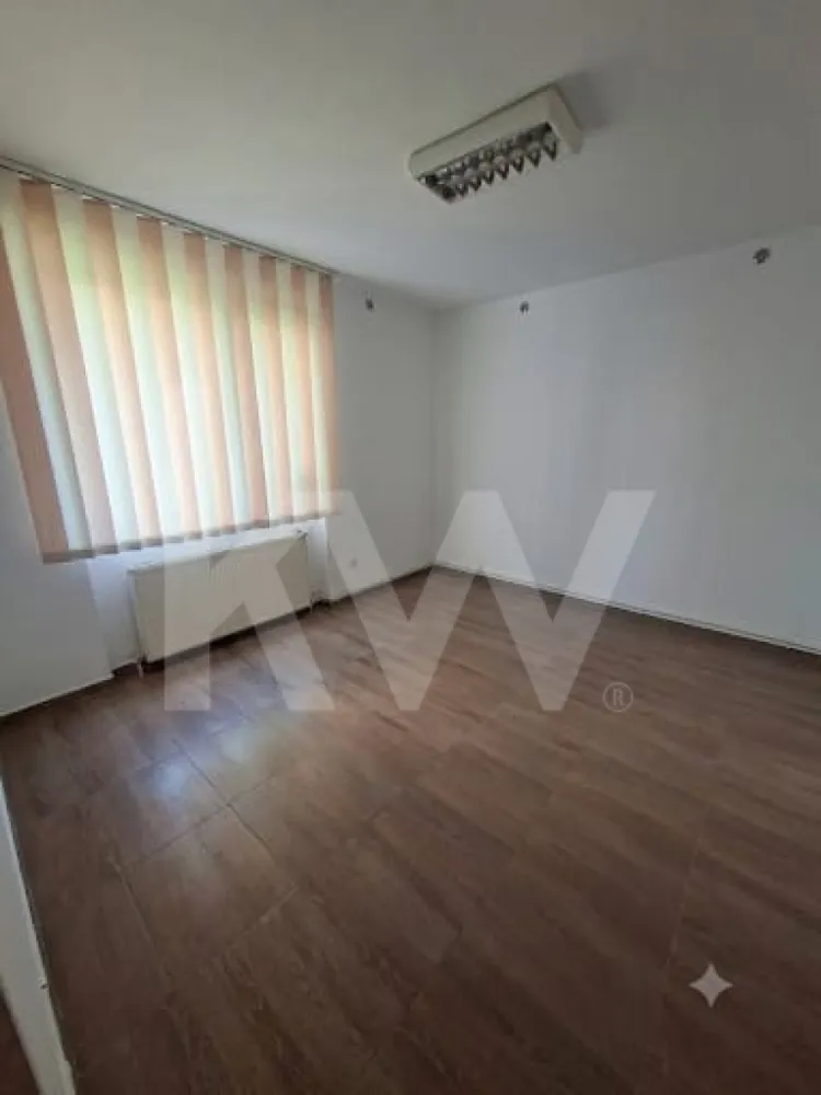 SPATIU COMERCIAL DE INCHIRIAT Bd VASILE MILEA 1600euro - Spațiu Comercial de Închiriat – Bulevardul Vasile Milea, Sibiu 1600euro
Oportunitate excelentă pentru dezvoltarea afacerii dumneavoastră într-o zonă cu vizibilitate foarte bună și acces facil!
 Locație: Bulevardul Vasile Milea, Sibiu📐 Suprafață utilă: 100 mp Chirie: 1.600 Euro/lună Garanție: echivalentul unei chirii
Compartimentare:6 încăperi, 2 băi, Intrare directă din stradă. Vitrină stradală cu expunere excelentă
Destinații recomandate: Farmacie, Birouri și sediu firmă Agenție, servicii ,Magazin de prezentare și vânzare ,Cabinet sau alte activități comerciale,Salon infrumusetare
Spațiul beneficiază de o poziționare strategică, oferind vizibilitate ridicată și acces facil pentru clienți.
 Pentru informații suplimentare și programarea unei vizionări, vă rugăm să ne contactați în privat sau la numărul de telefon afișat.
