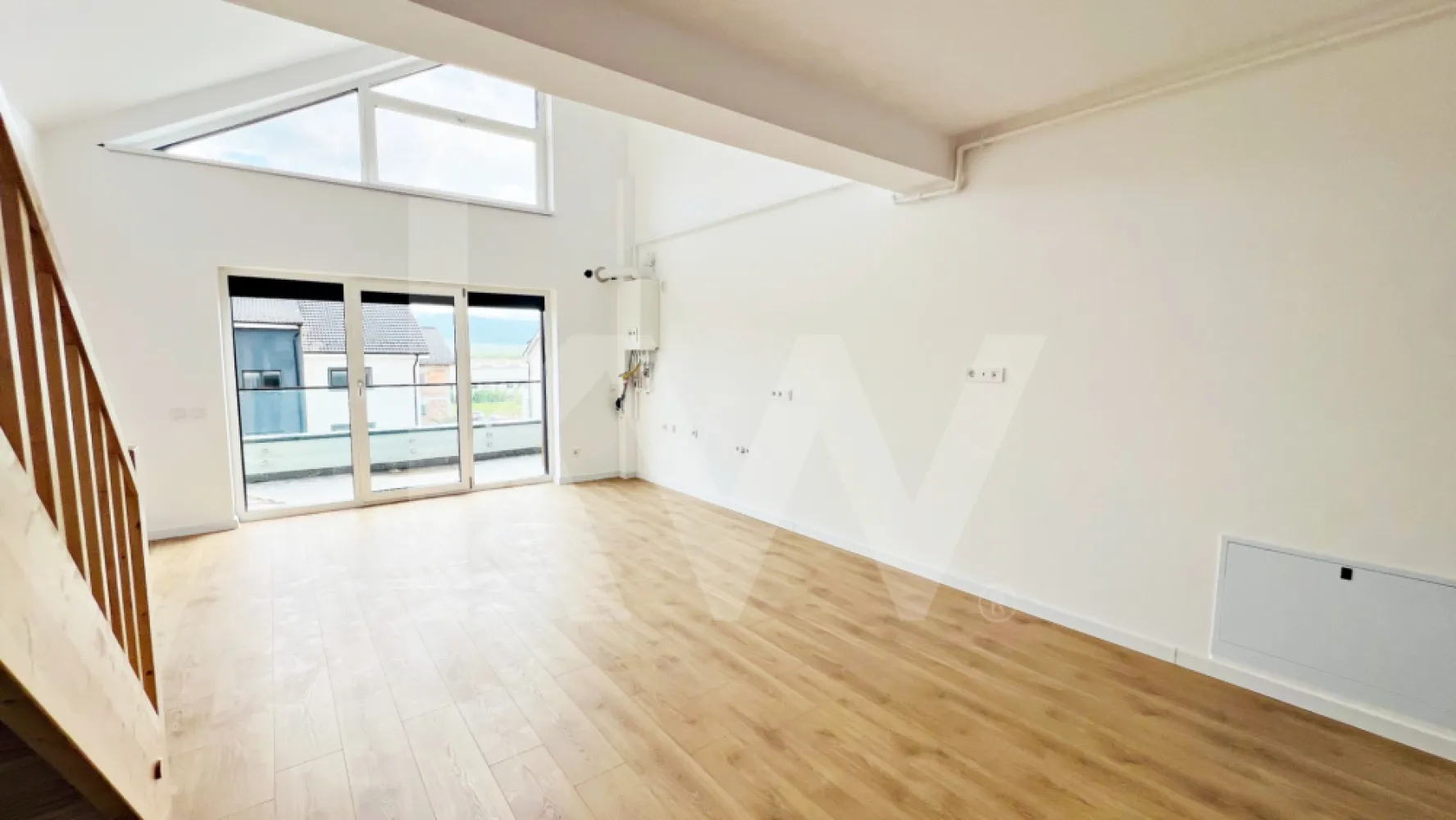 Apart. cu 2 cam. pe două nivele, cu logie. Vilă design modern în Cristian-Sibiu - De Vânzare: Apartament cu 2 Camere - Sibiu, Cristian - Vila design modern
INTĂBULAT!!!!
Preț: 99.400 Euro cu TVA de 21% inclus
Caracteristici Generale:

Suprafață utilă: 55,4 mp
Logie: 7.29 mp
Etaj: 2 (Clădire P+2E, cu 4 apartamente pe nivel)

Descriere și Avantaje:

Locație exclusivistă: 
Ansamblul rezidențial situat în zona Cristian, la doar 4 minute de zona Industrială Vest și Metro, și 15 minute de centrul istoric al Sibiului.
Design modern: Stil arhitectural unic, cu insertii de larice siberian.
- Încălzire în pardoseală
- Izolație cu vată bazaltică
- Ferestre termopan cu 3 foi de sticlă
- Jaluzele exterioare electrice
- Zone verzi amenajate
- Casa scării finisată cu gresie și balustradă metalică
- Logie: Orientare sudică
- Loc de parcare: Inclus în preț.
Important! Băile sunt amenajate cu mobilier elegant Kroner și dotate cu obiecte sanitare de înaltă calitate Grohe și Ramon Soler, pentru un plus de confort și rafinament.
Priveliste: Superbă, cu vedere spre munți și înconjurată de spații verzi (ocupare teritorială de doar 25%, restul fiind spații verzi).

Facilități ansamblu:
- 4 locuri de joacă pentru copii
- Vegetație bogată

Predare: Gata de predare!!!! 


